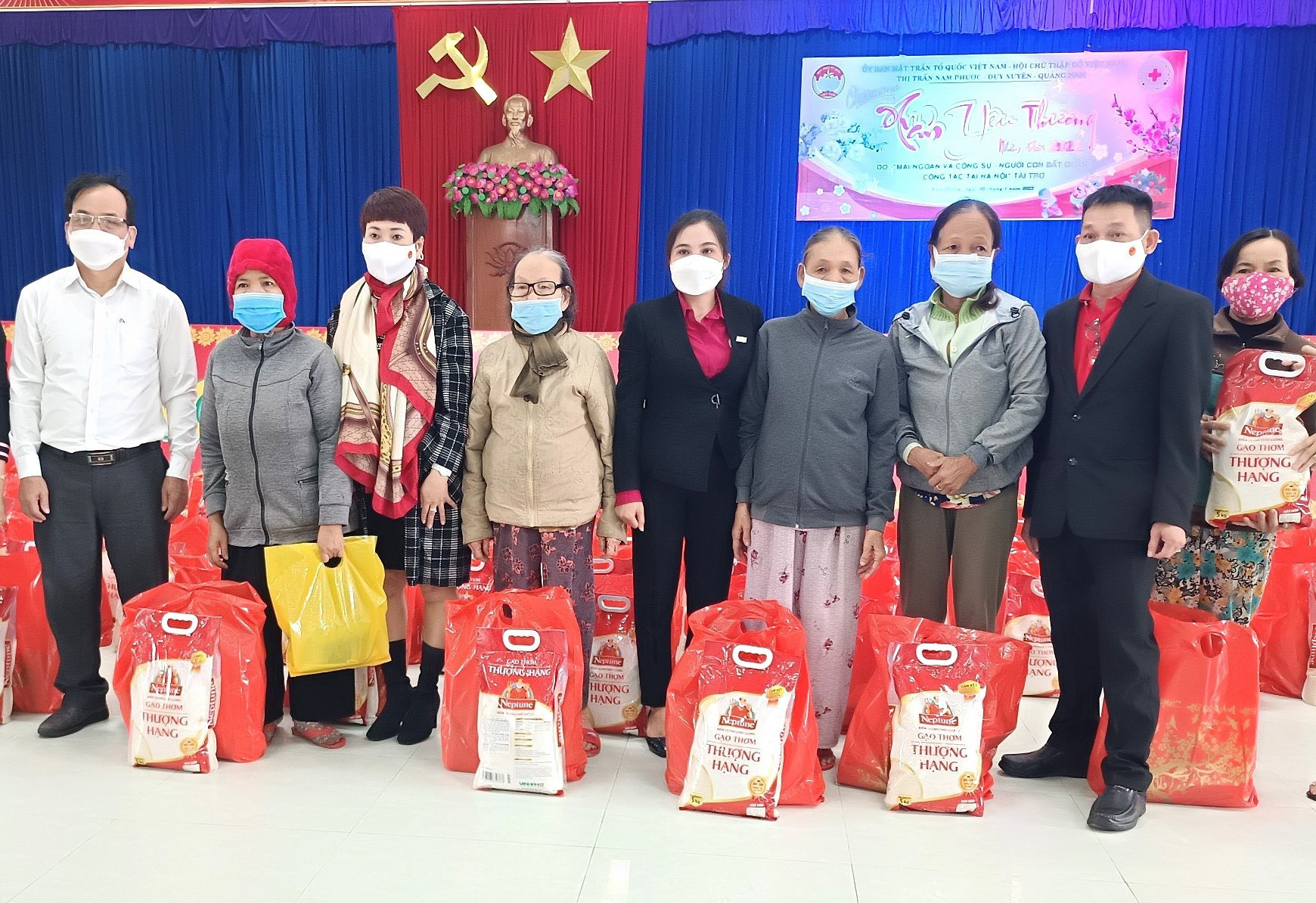 Thị trấn Nam Phước (Duy Xuyên) vận động tặng quà cho người dân khó khăn trong dịp Tết Nguyên đán Nhâm Dần 2022. Ảnh: T.L