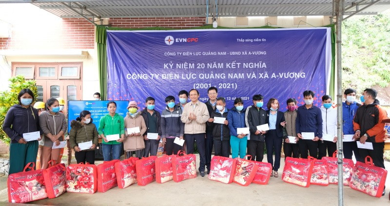 Công ty Điện lực Quảng Nam tặng quà cho gia đình khó khăn ở xã A Vương. Ảnh: P.V