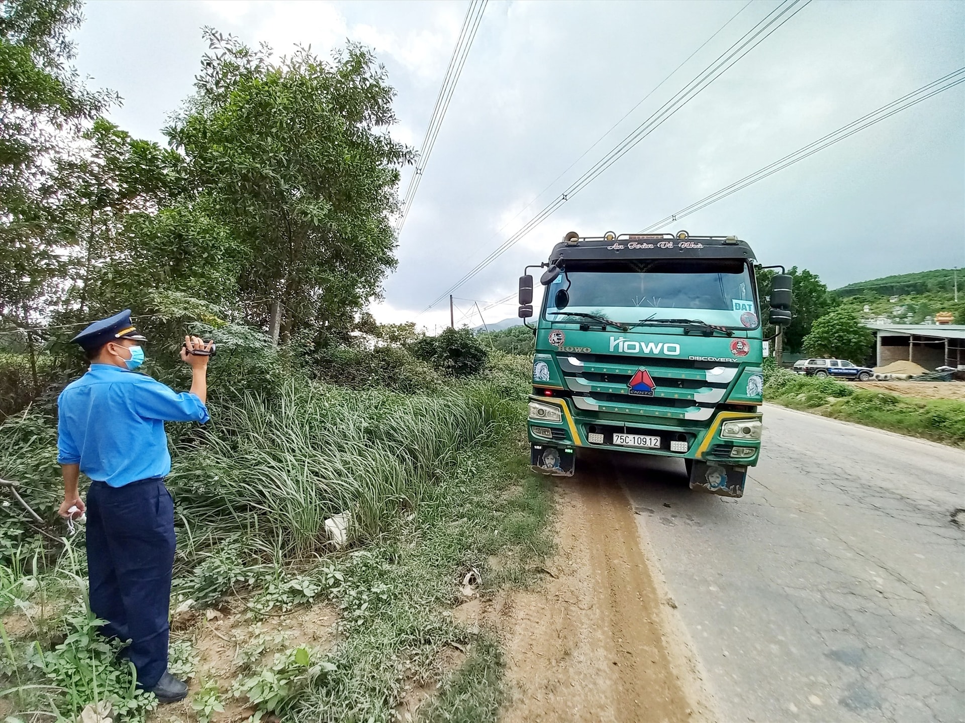 Thanh tra Sở GTVT tăng cường kiểm soát tải trọng xe phía bắc Quảng Nam. Ảnh: K.K