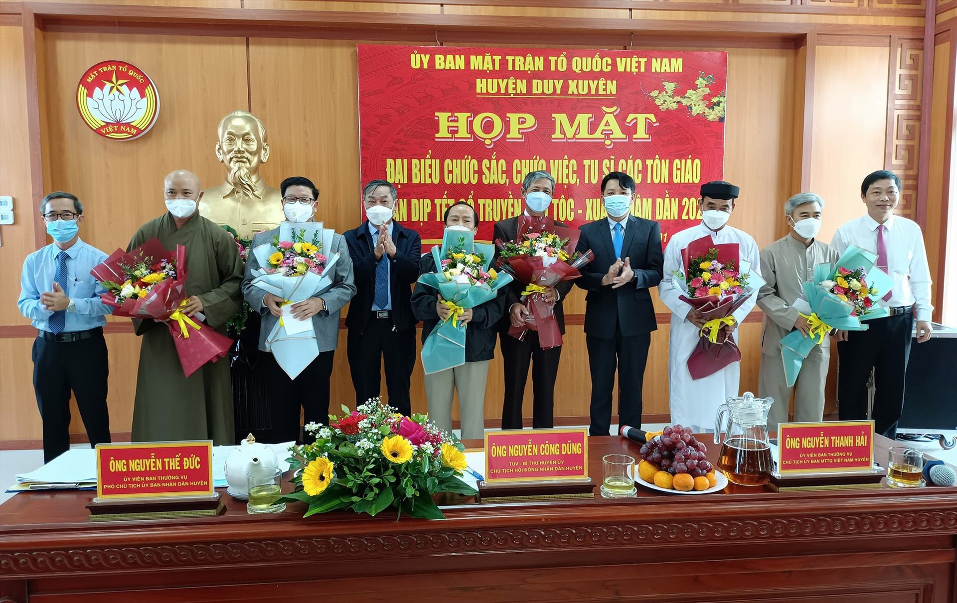Lãnh đạo huyện Duy Xuyên tặng hoa và quà chúc mừng năm mới đến các tôn giáo.