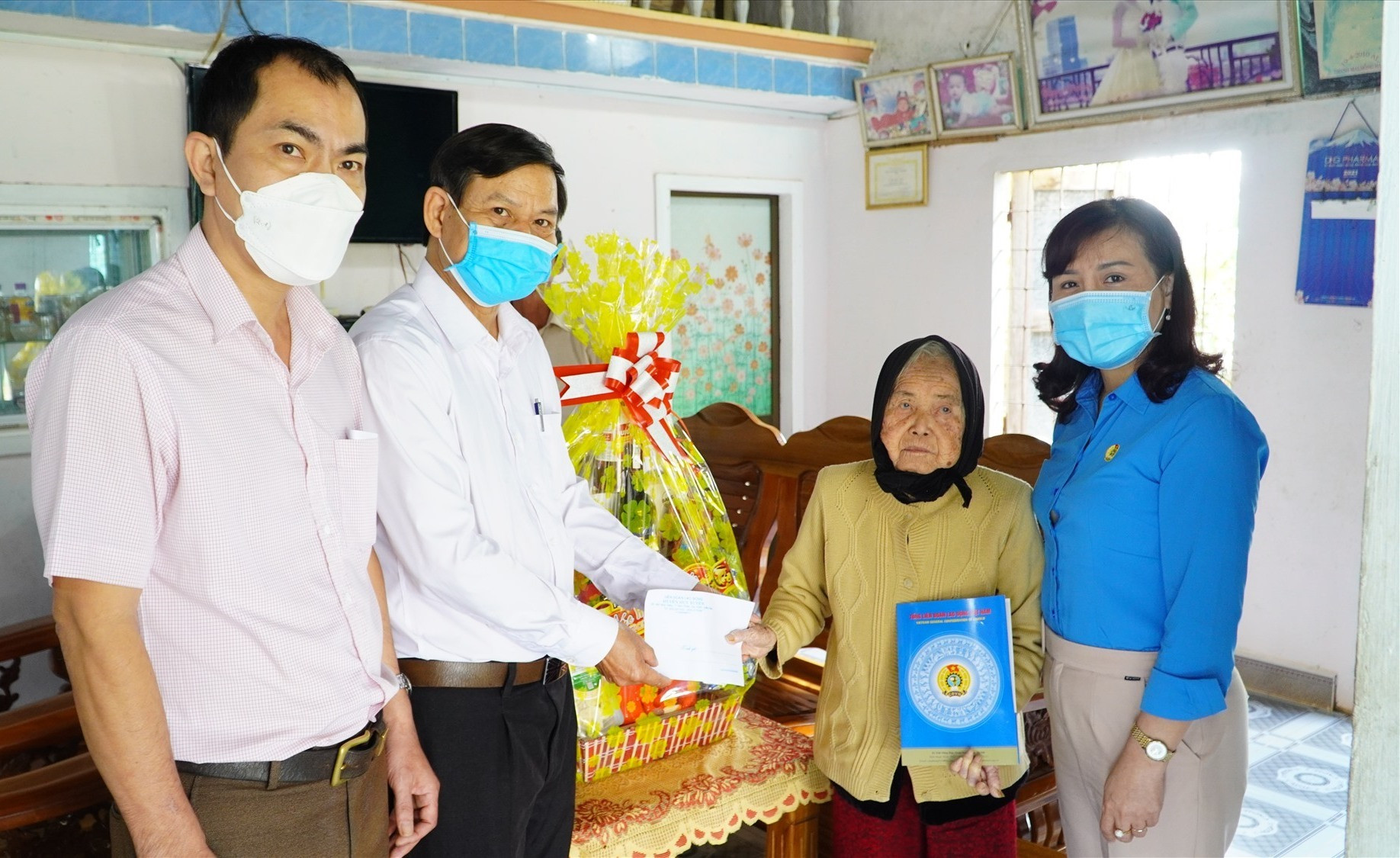 LĐLĐ tỉnh đến thăm, tặng quà chúc tết Mẹ Việt Nam anh hùng Lê Thị Thành (xã Duy Hòa, Duy Xuyên)