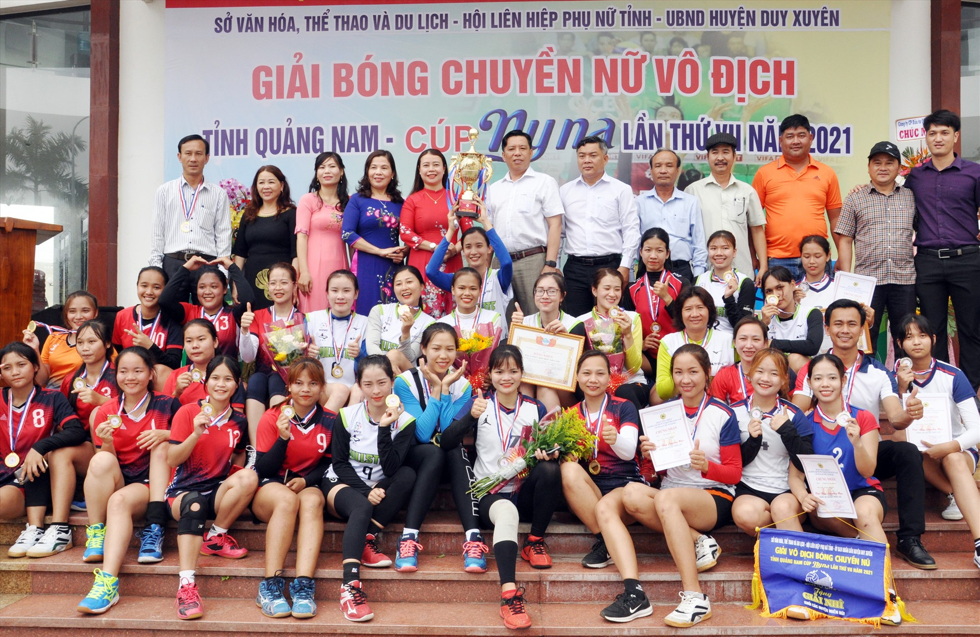 Đội bóng chuyền nữ Tam Kỳ đoạt chức vô địch giải bóng chuyền nữ tỉnh năm 2021. Ảnh: T.VY
