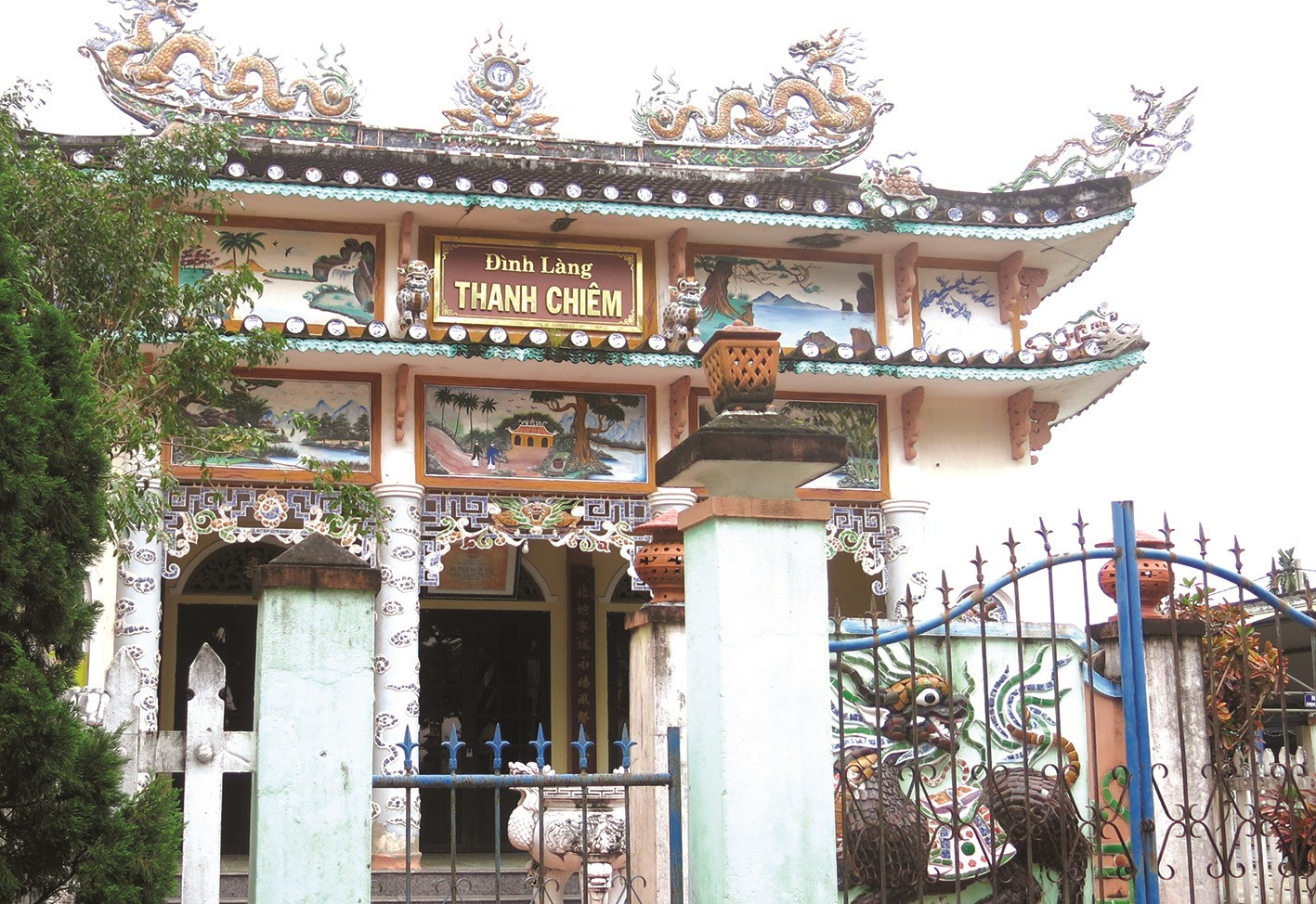 Đình làng Thanh Chiêm được cho là đã xây dựng trên nền hành cung của dinh trấn Thanh Chiêm.