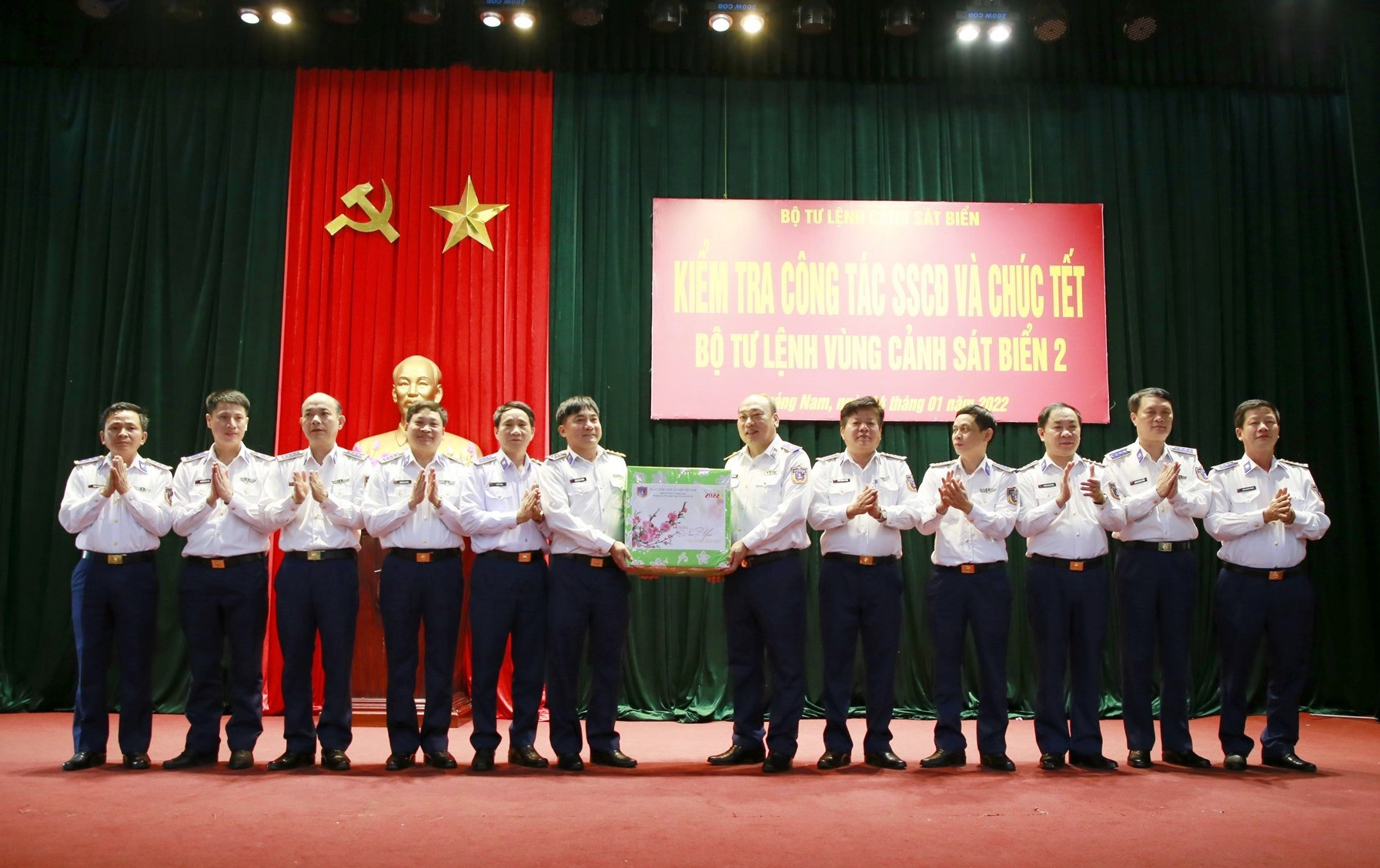 Đoàn công tác của Cánh sát biển Việt Nam tặng quà cho Bộ Tư lệnh Vùng Cảnh sát biển 2. Ảnh: T.C