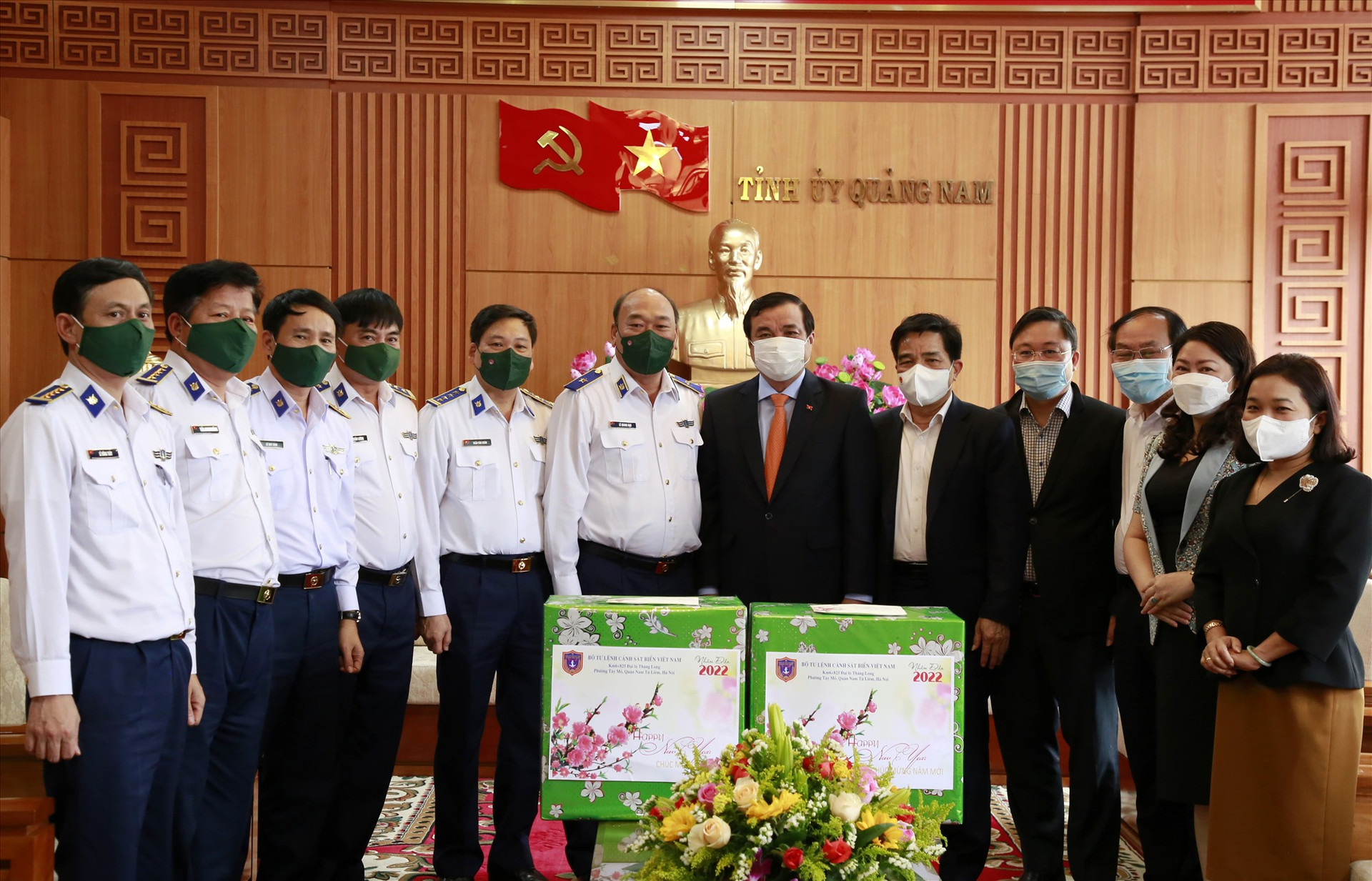 Đoàn công tác Bộ Tư lệnh Cảnh sát biển Việt Nam tặng quà lưu niệm cho Tỉnh ủy. Ảnh: T.C