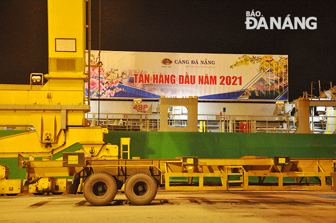 Lúc 0 giờ ngày 1-1-2021, tại Xí nghiệp Cảng Tiên Sa - Cảng Đà Nẵng, tấn hàng đầu năm được xếp dỡ từ tàu SPIRIT OF KOLKATA thuộc hãng tàu MSC. Ảnh: THÀNH LÂN