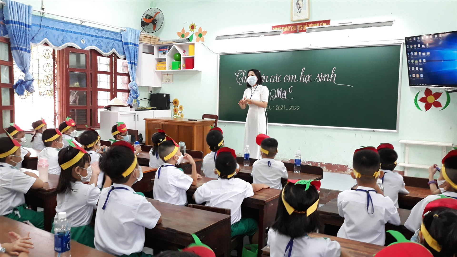 Từ 17.1, Quảng Nam dạy học trên truyền hình cho học sinh lớp 1, lớp 2 và lớp 12. Ảnh: CHÂU NỮ