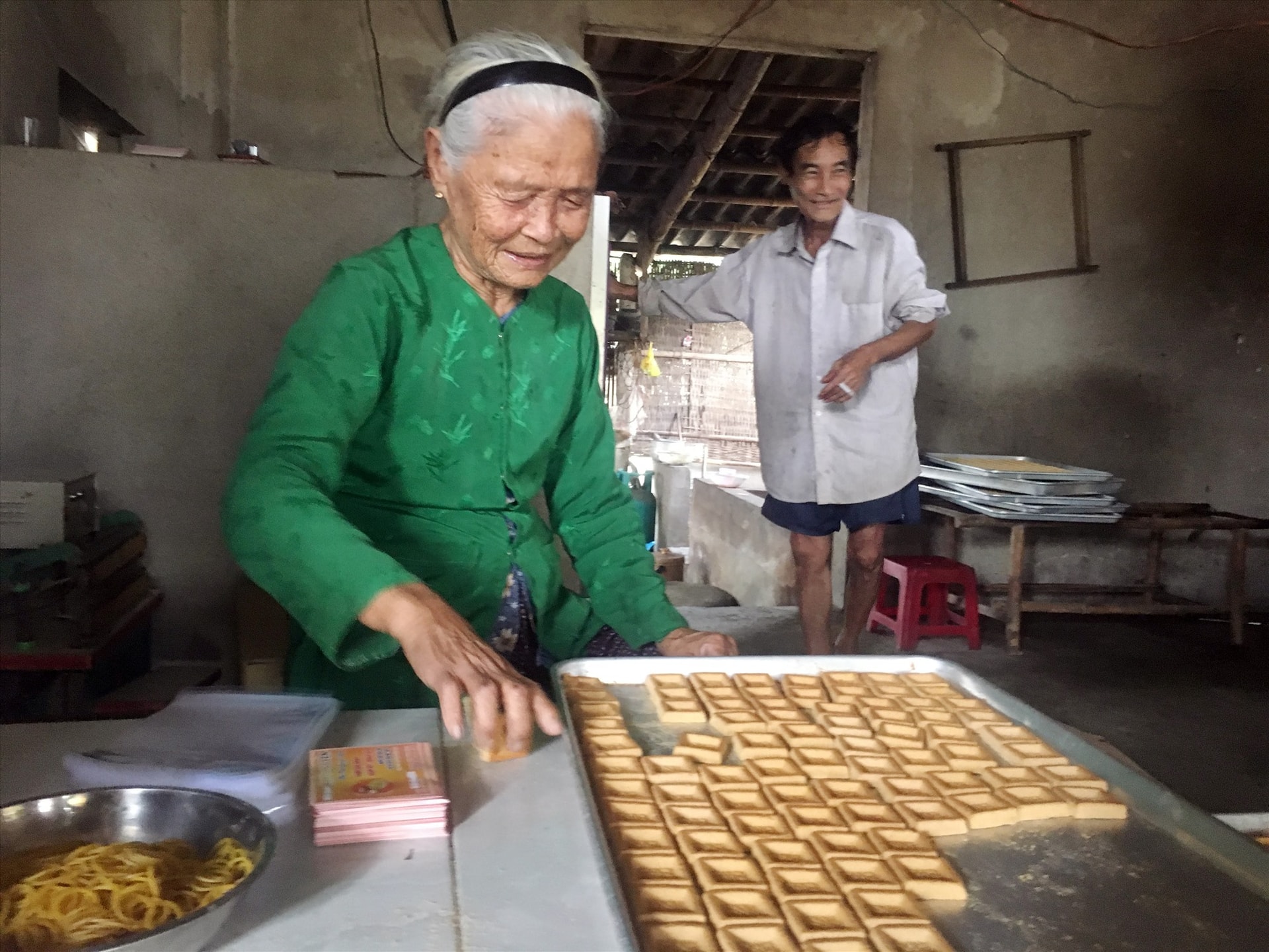 Thăm làng bánh in An Lạc. Ảnh: XUÂN HIỀN