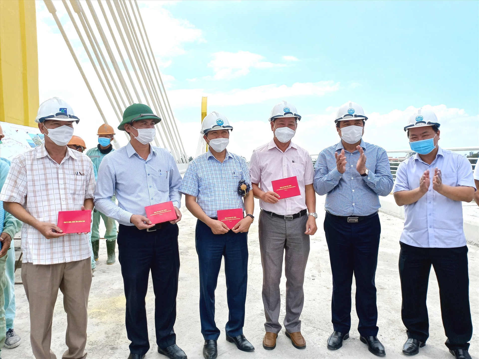 Bí thư Tỉnh ủy Phan Việt Cường tặng quà động viên lãnh đạo các địa phương vùng dự án. Ảnh: CT