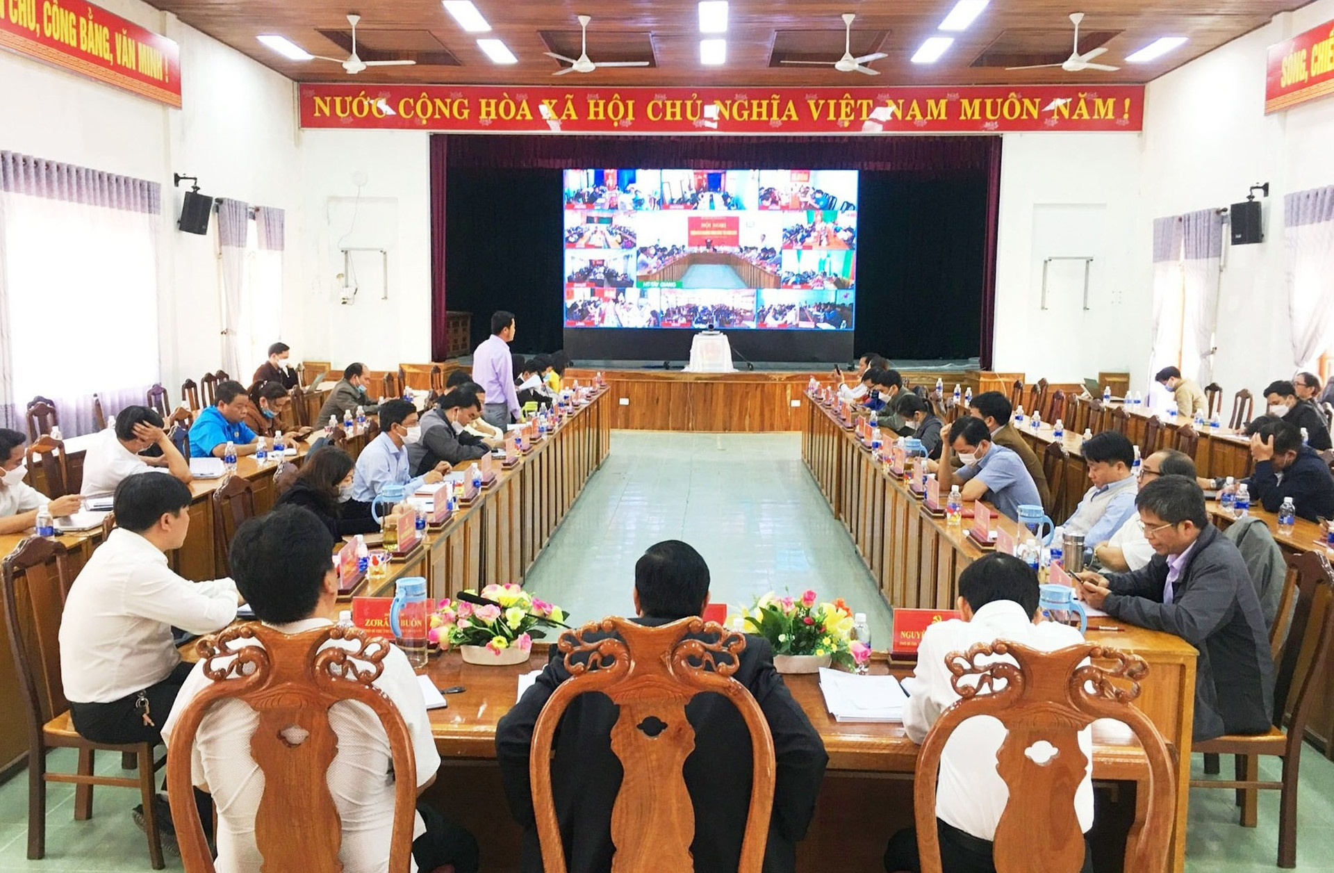 Quang cảnh buổi họp trực tuyến đầu tiên tại điểm cầu Huyện ủy Tây Giang. Ảnh: H.T