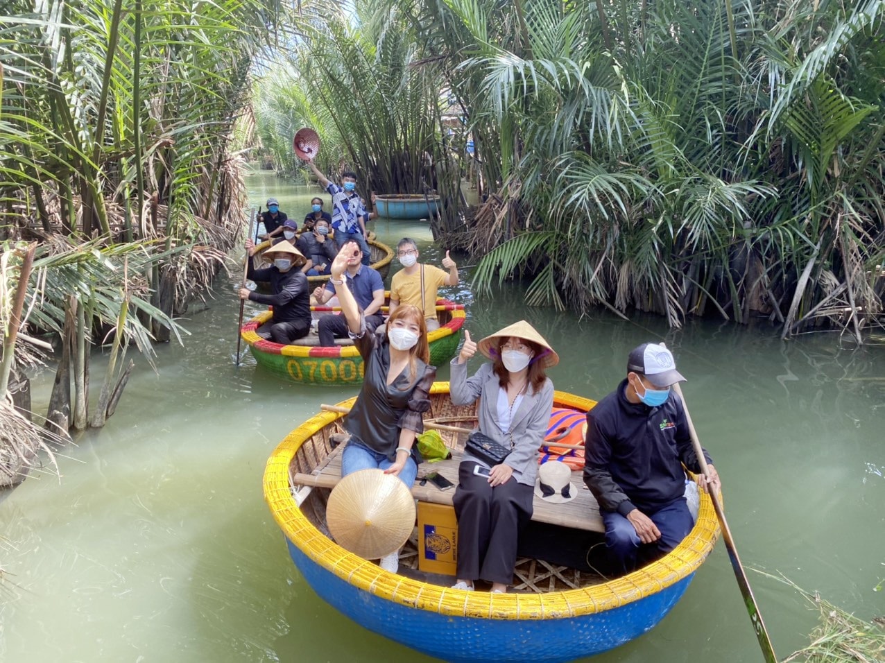 Sôi động rừng dừa Bảy Mẫu ngày cuối tuần. Ảnh: Q.T