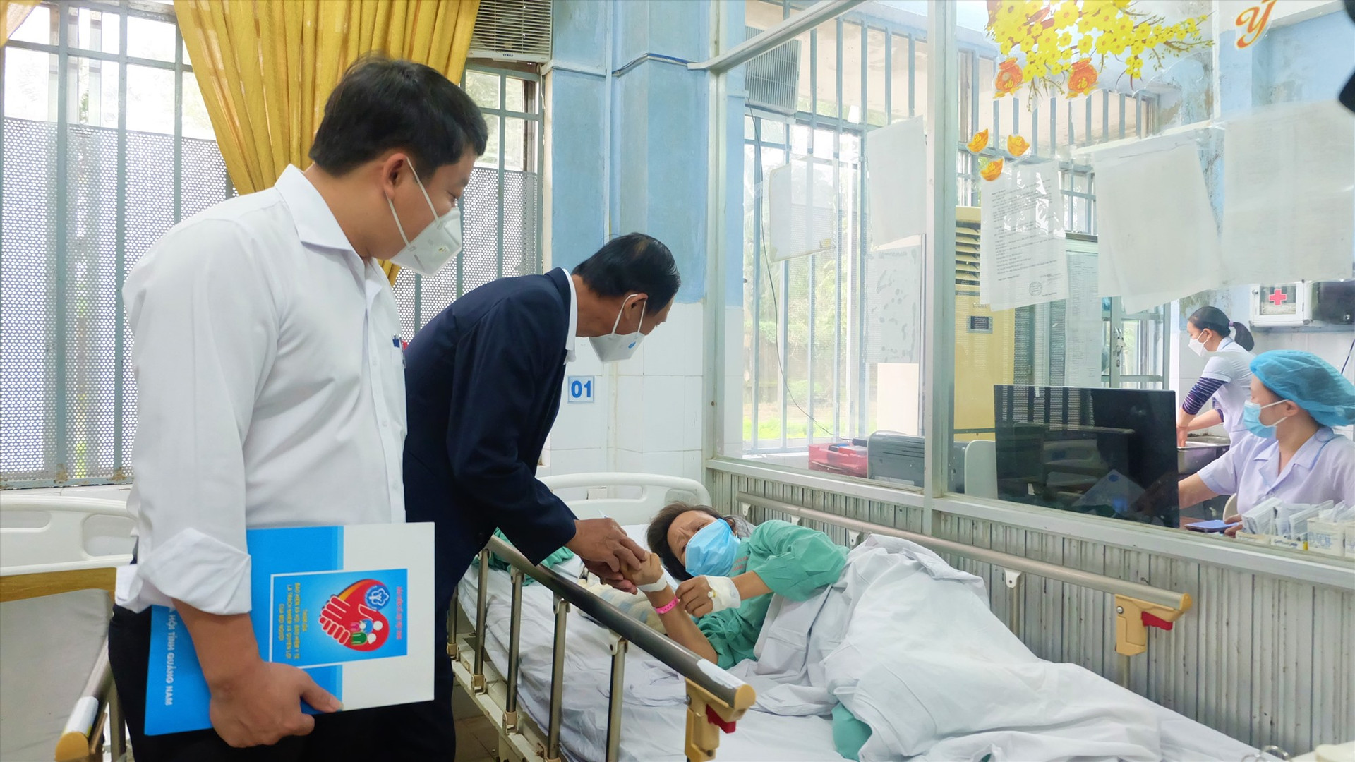 BHXH tỉnh trao thăm tết và tặng quà cho bệnh nhân đang điều trị tại Bệnh viện Đa khoa tỉnh. Ảnh: M.L