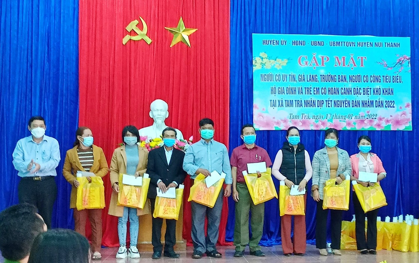 Lãnh đạo huyện Núi Thành tặng quà Tết đồng bào Co. Ảnh: VĂN PHIN