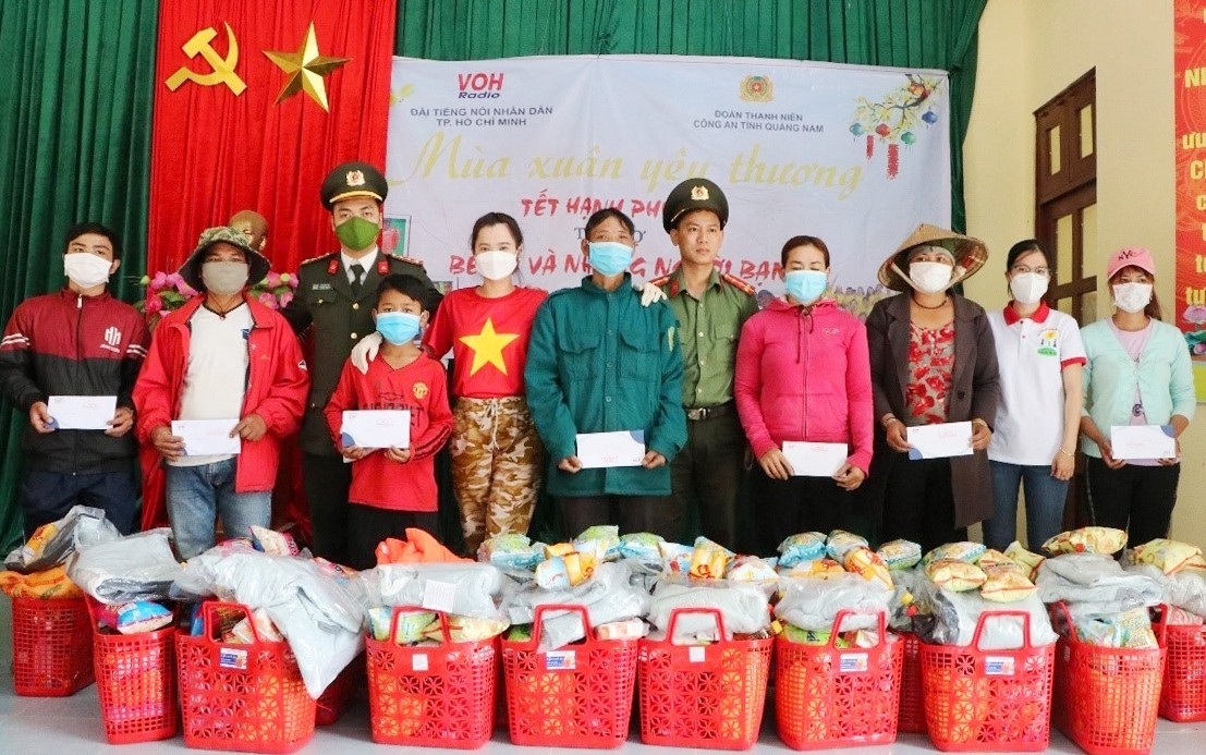 Trao tặng 200 phần quà Tết cho đồng bào xã Chơ Chun, huyện Nam Giang