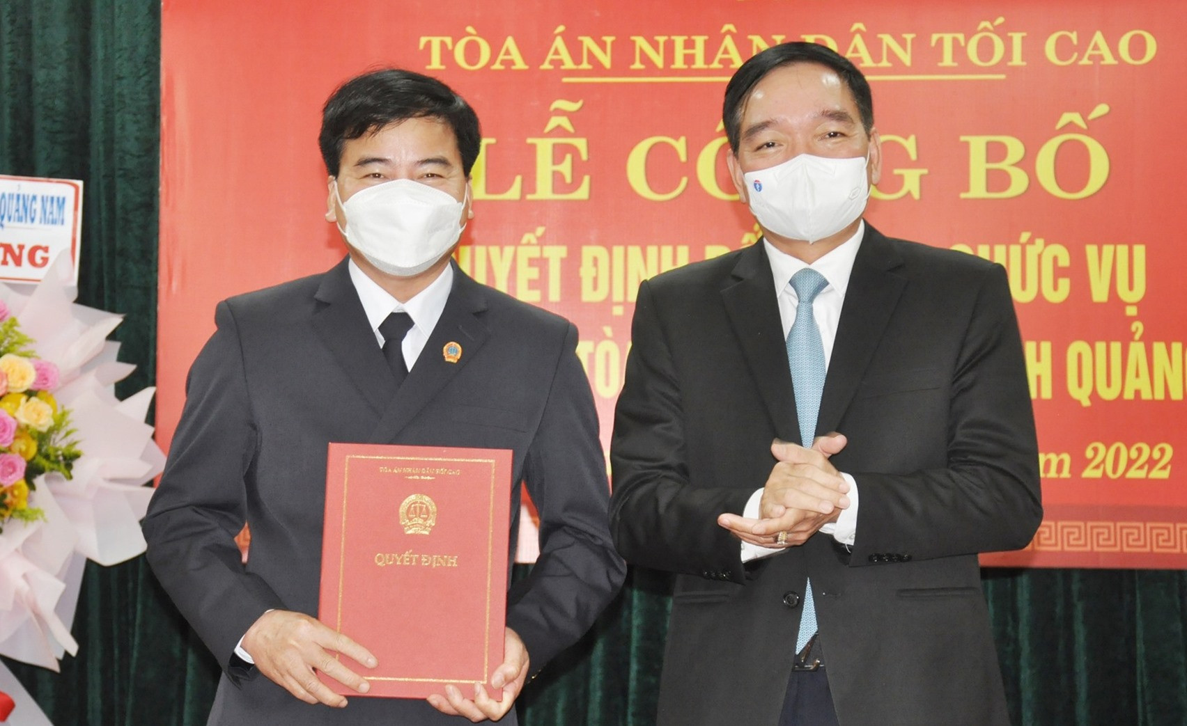 Ông Trần Anh Tuấn trao quyết định bổ nhiệm ông Huỳnh Văn Phú giữ chức vụ Phó Chánh án Tòa án nhân dân tỉnh Quảng Nam. Ảnh: N.Đ