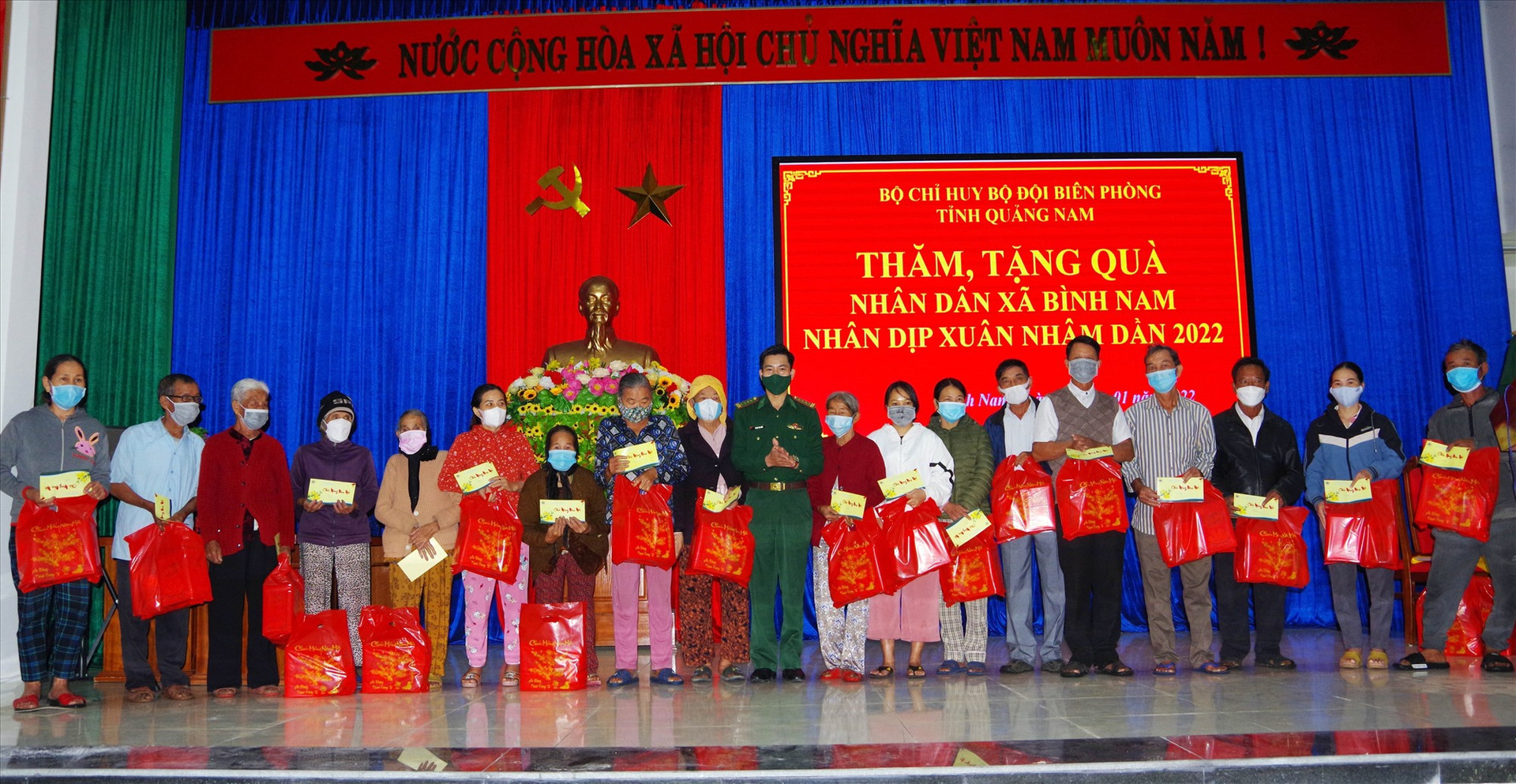 Đại tá Hoàng Văn Mẫn tặng quà cho các hộ gia đình xã Bình Nam. Ảnh: HUỲNH CHÍN