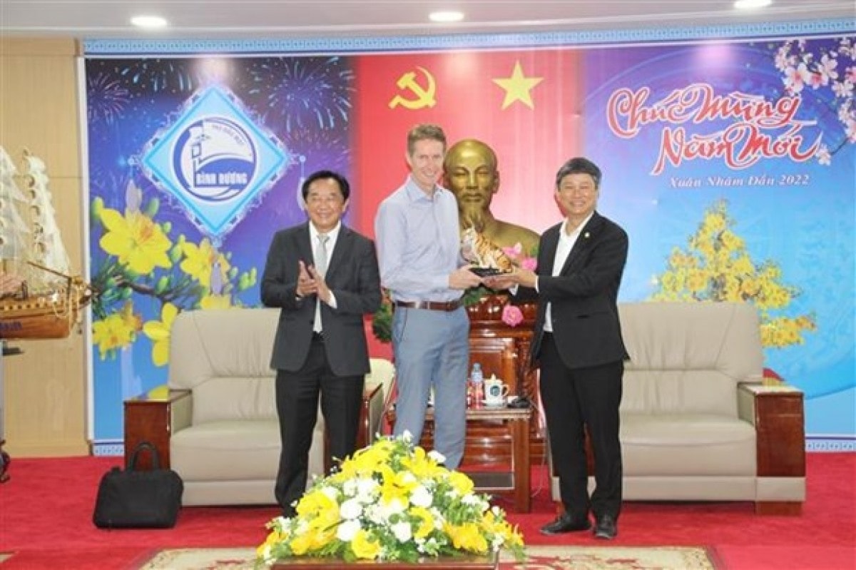 Leaders of Binh Duong province and Preben Elnef, vice president of Global Brand at LEGO Group at the event (Photo: VNA)