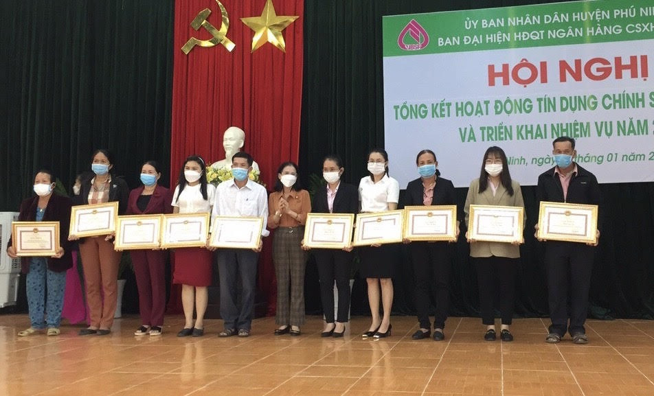 UBND huyện Phú Ninh đã khen thưởng 12 tập thể, cá nhân có thành tích xuất sắc trong thực hiện các chương trình tín dụng ưu đãi của Chính phủ năm 2021. Ảnh: Đ.C
