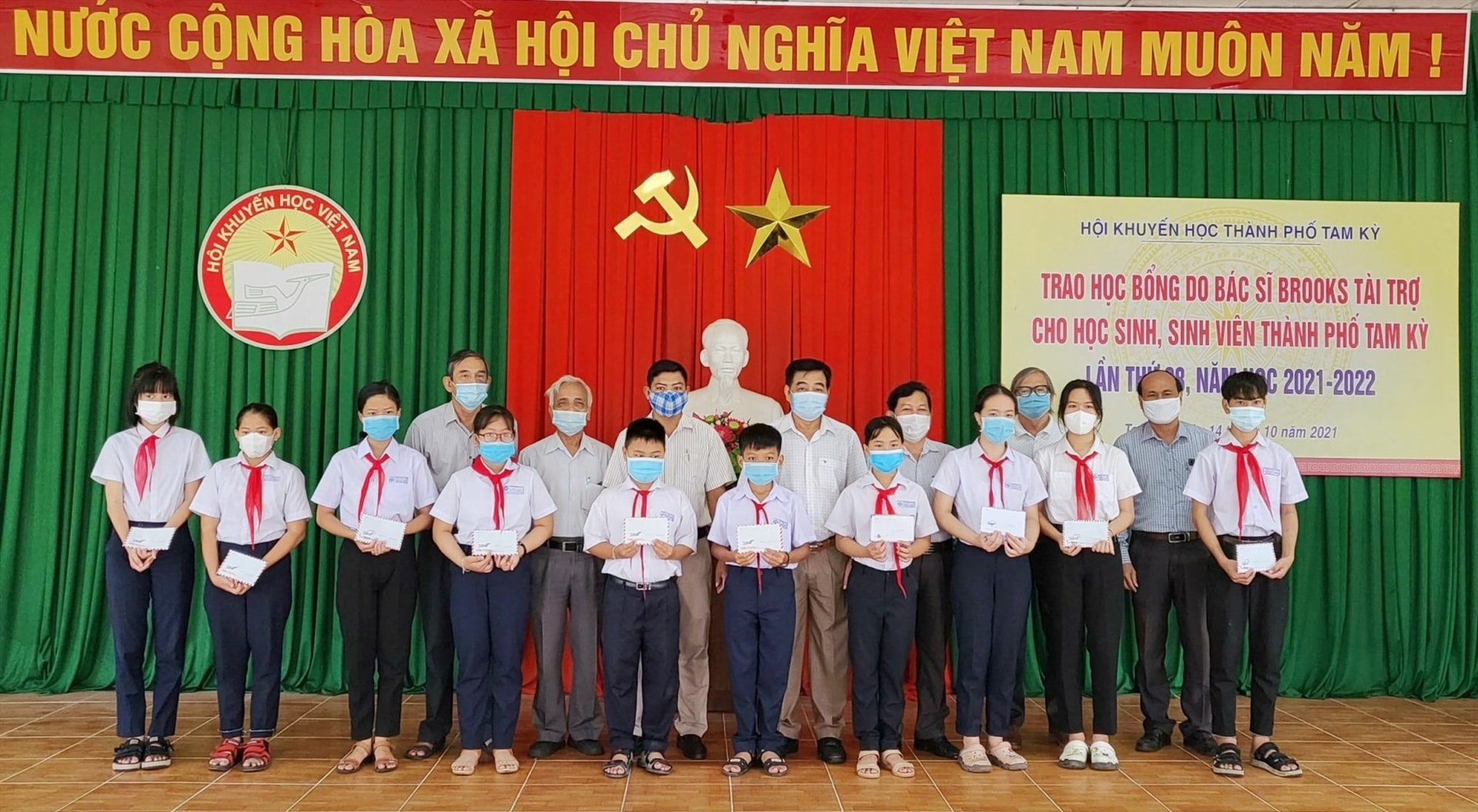 Hội Khuyến học Tam Kỳ tổ chức trao học bổng cho học sinh. Ảnh: X.P