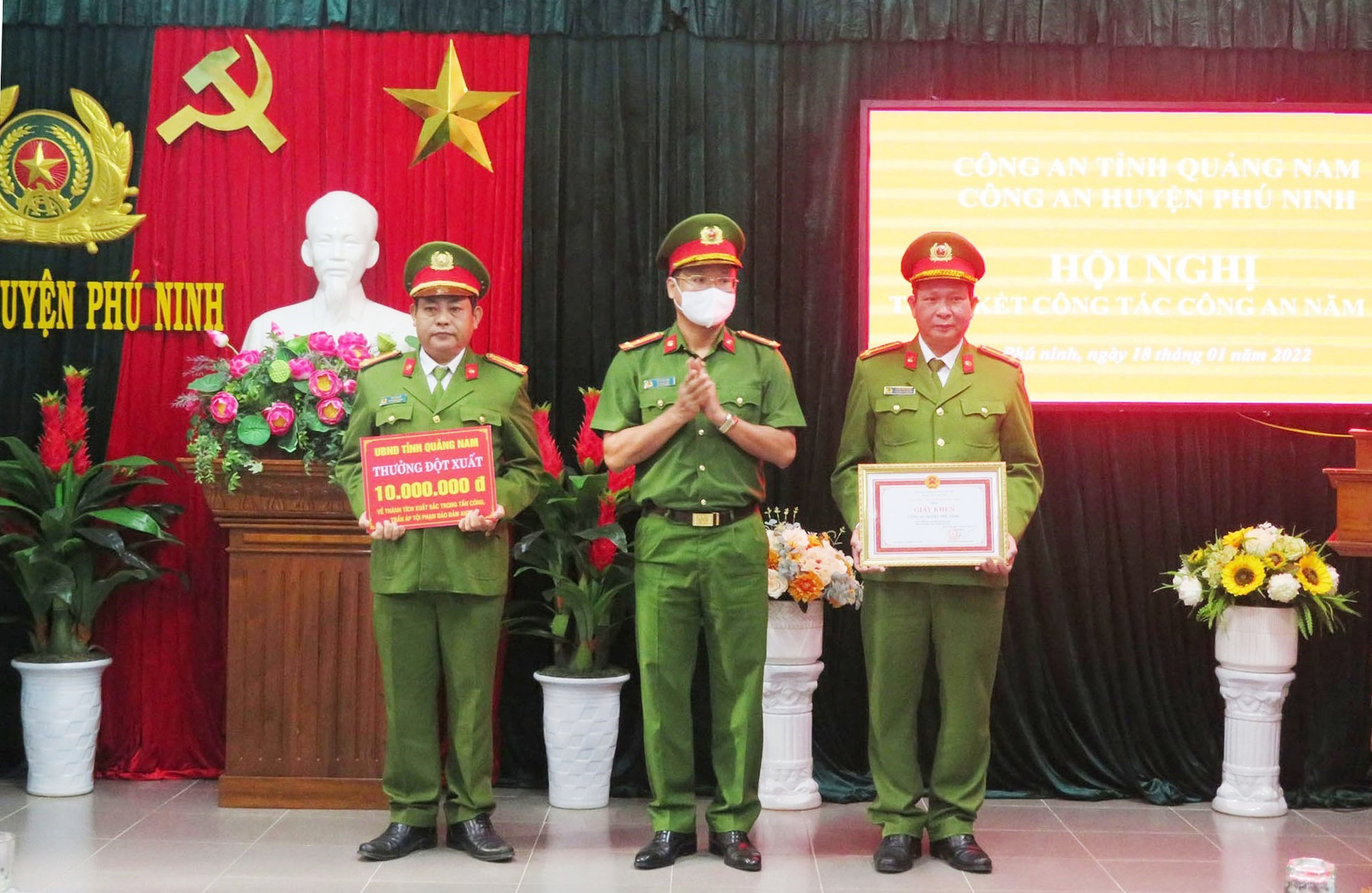 Đại tá Hồ Song Ân - Phó Giám đốc Công an tỉnh trao giấy khen cho tập thể Công an huyện Phú Ninh. Ảnh: C.Đ