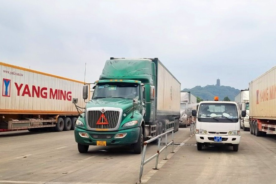 Xe chuyên dụng của Trung tâm Kiểm dịch y tế quốc tế phun thuốc khử khuẩn các phương tiện chở trái cây tươi xuất khẩu tại Cửa khẩu Quốc tế đường bộ số II Kim Thành.