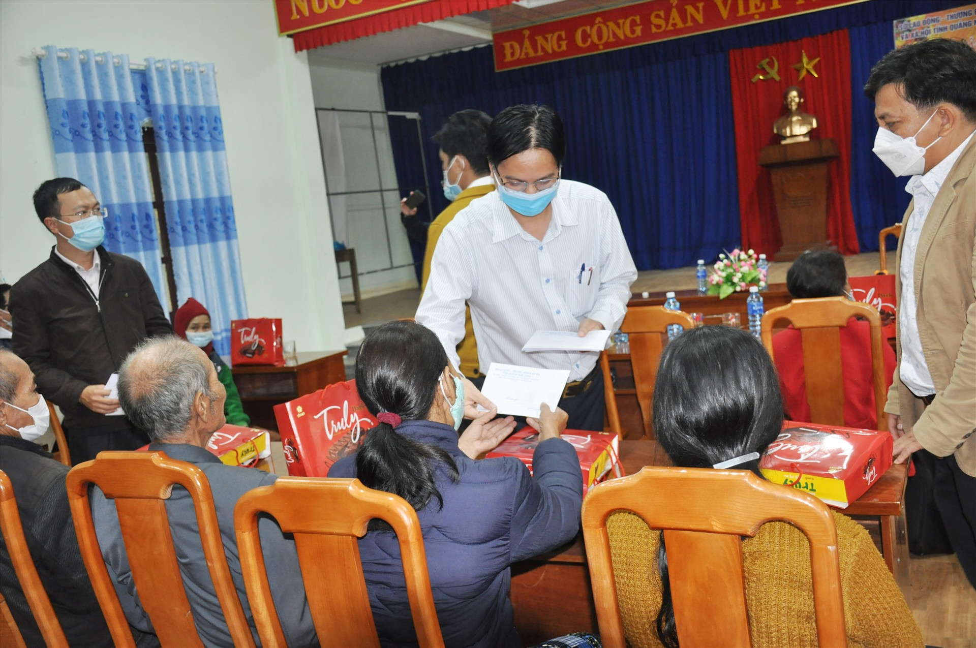 Ông Nguyễn Quí Quý tặng quà tết cho đối tượng người có công xã Trà Giác sáng nay 18.1. Ảnh: N.Đ