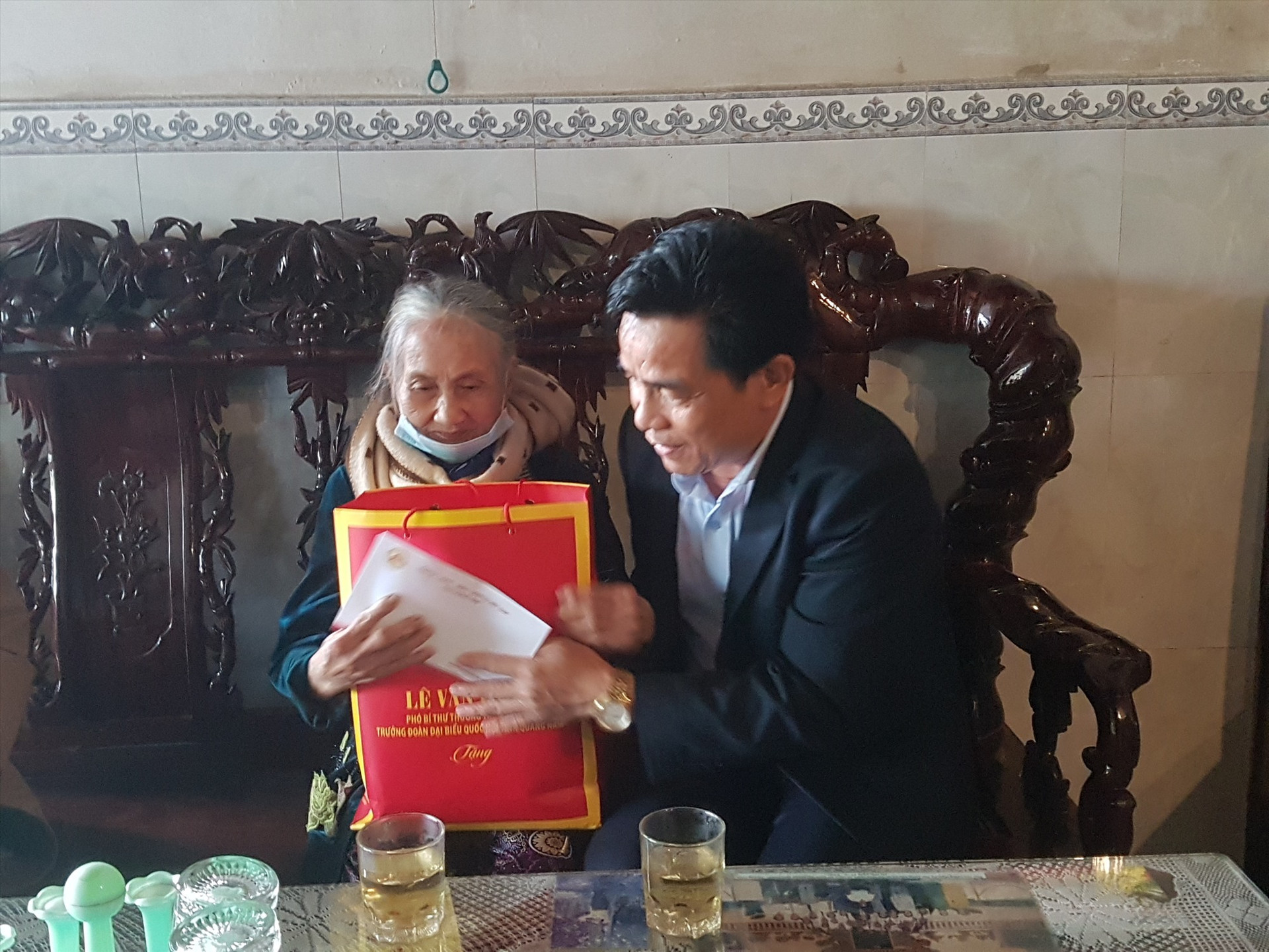Phó Bí thư Tỉnh ủy Lê Văn Dũng thăm, tặng quà bà Võ Thị Diêm. Ảnh: D.L