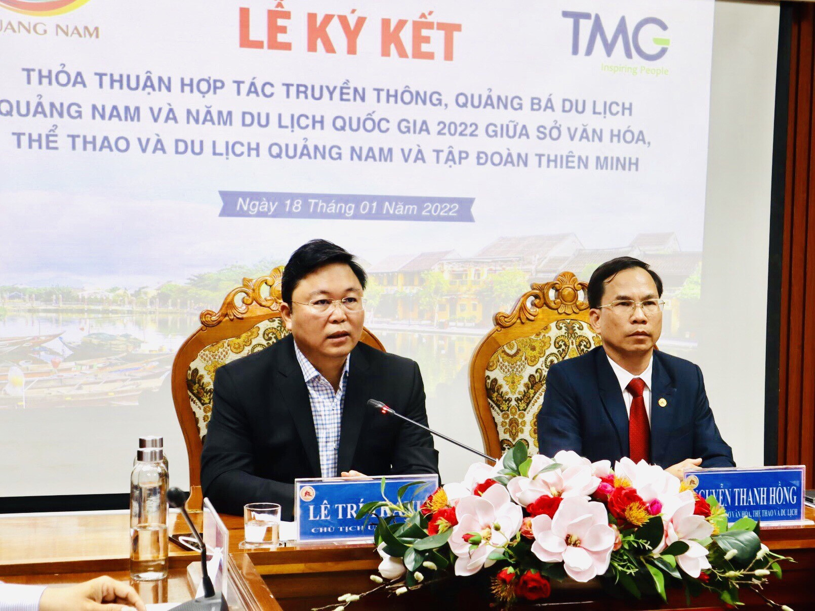 Chủ tịch UBND tỉnh Lê Trí Thanh (trái) kỳ vọng thỏa thuận hợp tác sẽ tạo đà giúp du lịch Quảng Nam hồi sinh mạnh mẽ trong năm 2022 và cả chặng đường tiếp theo. Ảnh: Quốc Tuấn