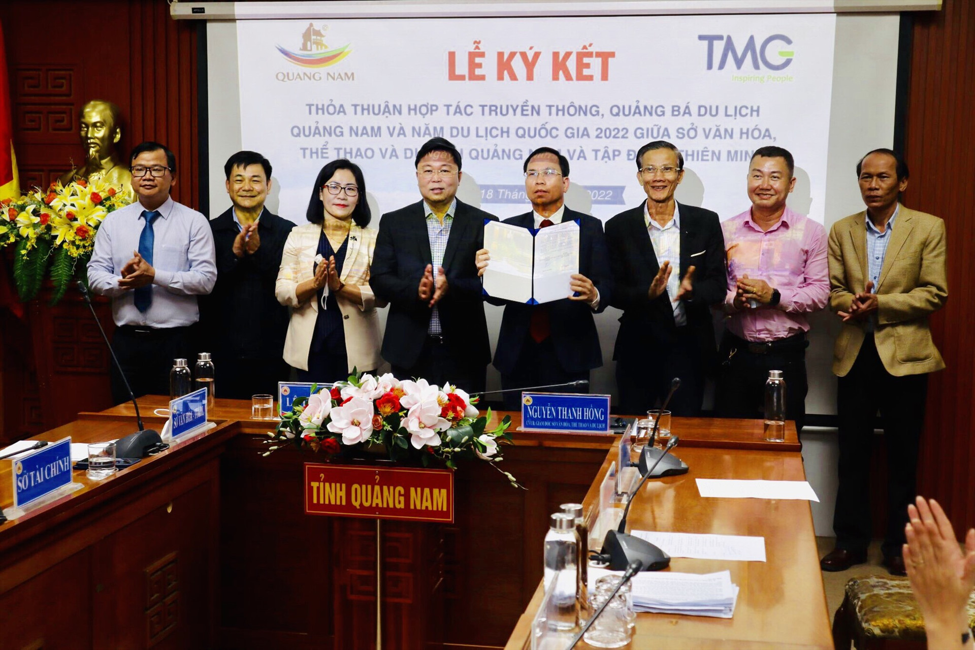 Lãnh đạo Sở VH-TT&DL ký kết thỏa thuận hợp tác tại điểm cầu Quảng Nam dưới sự chứng kiến của lãnh đạo tỉnh. Ảnh: Quốc Tuấn