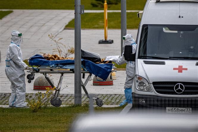  Chuyển bệnh nhân nhiễm Covid-19 tới bệnh viện ở Moskva, Nga. Ảnh: AFP/TTXVN