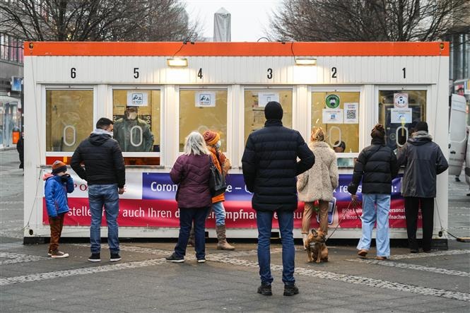  Người dân xếp hàng chờ xét nghiệm Covid-19 tại Berlin, Đức, ngày 12-1-2022. Ảnh: THX/ TTXVN