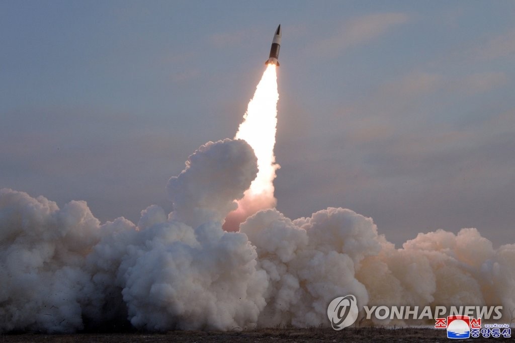 Triều Tiên phóng 2 tên lửa dẫn đường chiến thuật vào ngày 17-1. Ảnh: KCNA/Yonhap