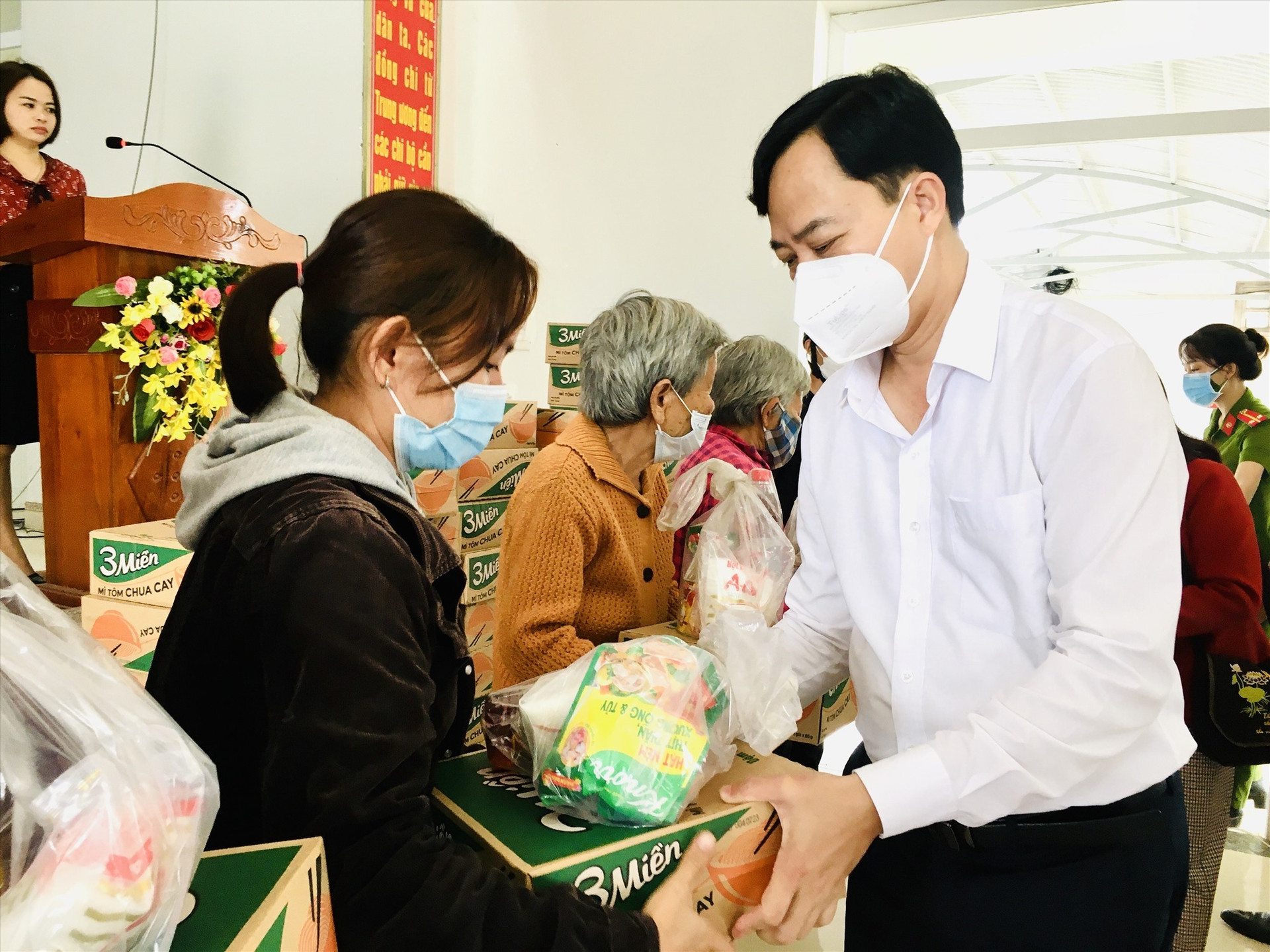 Bí thư Huyện ủy Nông Sơn - Quảng Văn Ngọc tặng quà tết hộ nghèo xã Phước Ninh. Ảnh: LÊ THÔNG