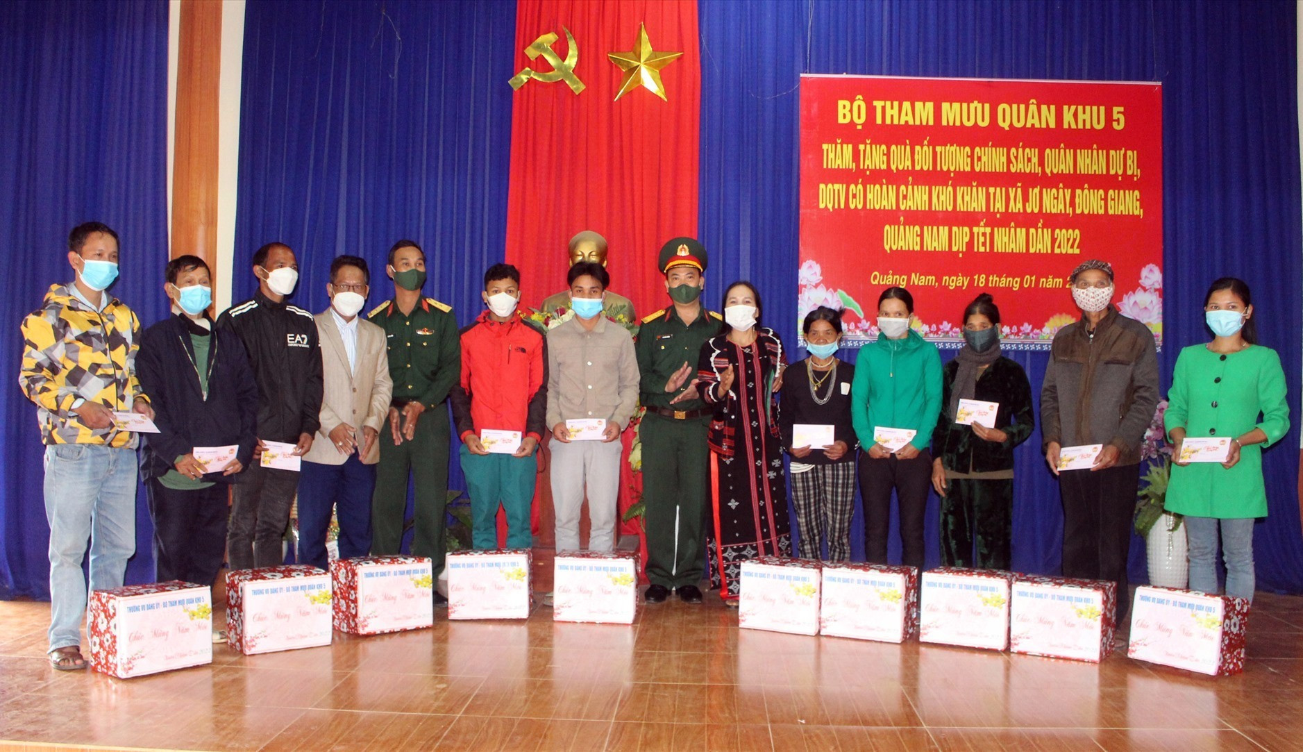 Đại tá Lê Xuân Đông, Chủ nhiệm chính trị Bộ Tham mưu Quân khu 5 tặng quà Tết cho người dân trên địa bàn xã.