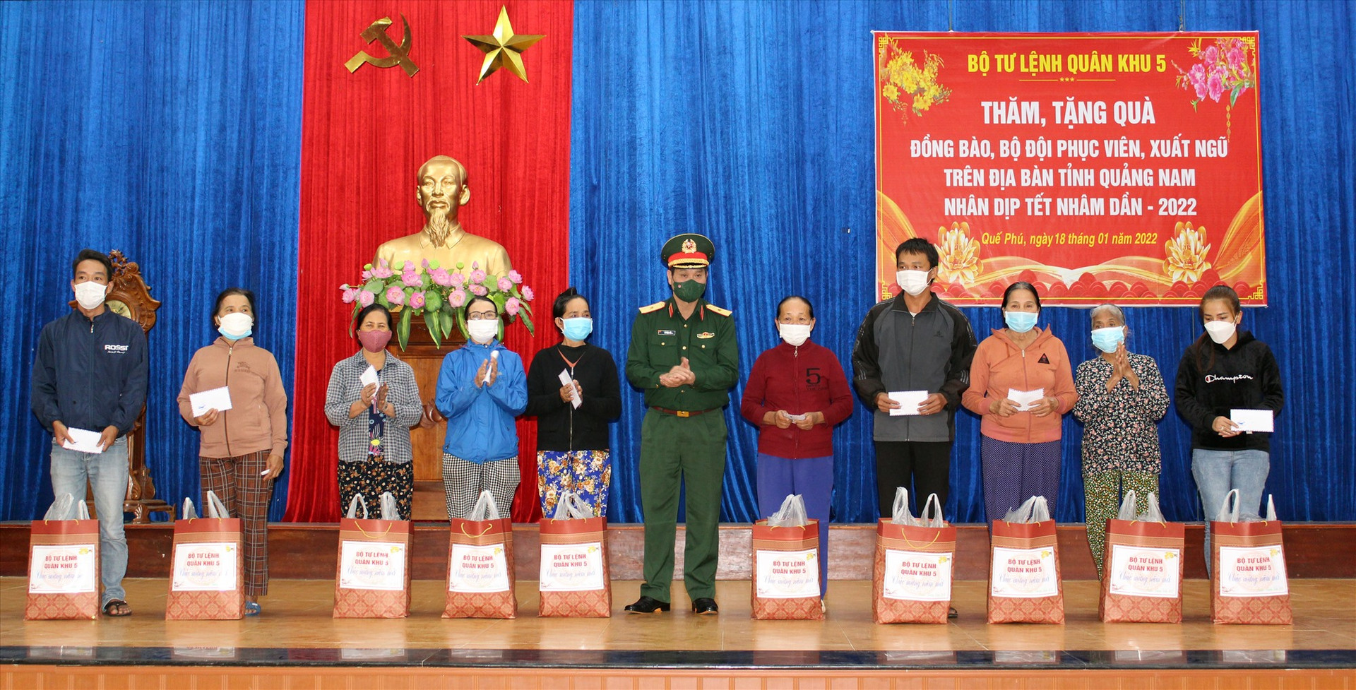 Thiếu tướng Lê Ngọc Hải Tặng quà cho nhân dân.