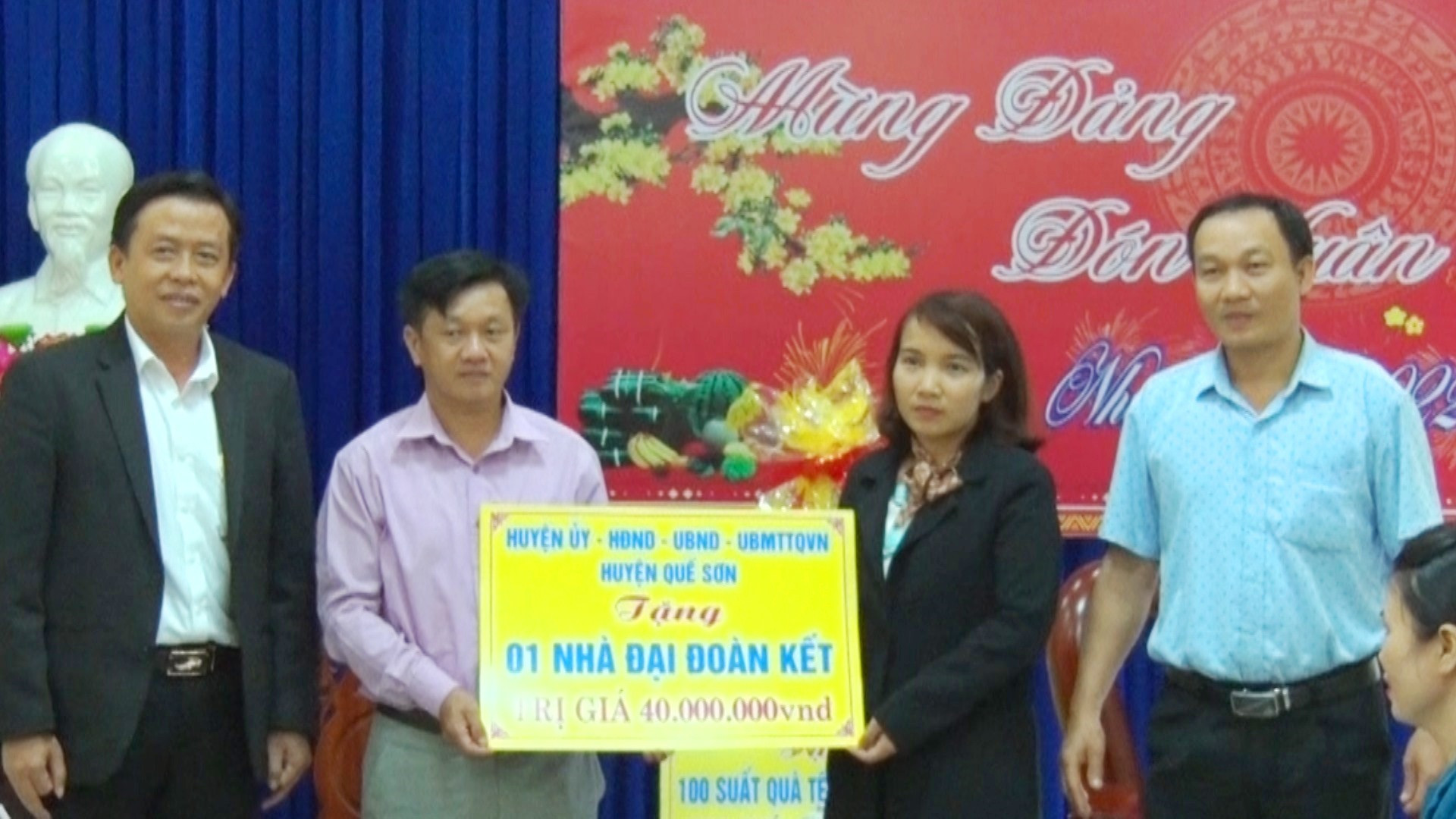 Lãnh đạo huyện Quế Sơn trao tặng nhà đại đoàn kết tại Nông Sơn. Ảnh: T.P