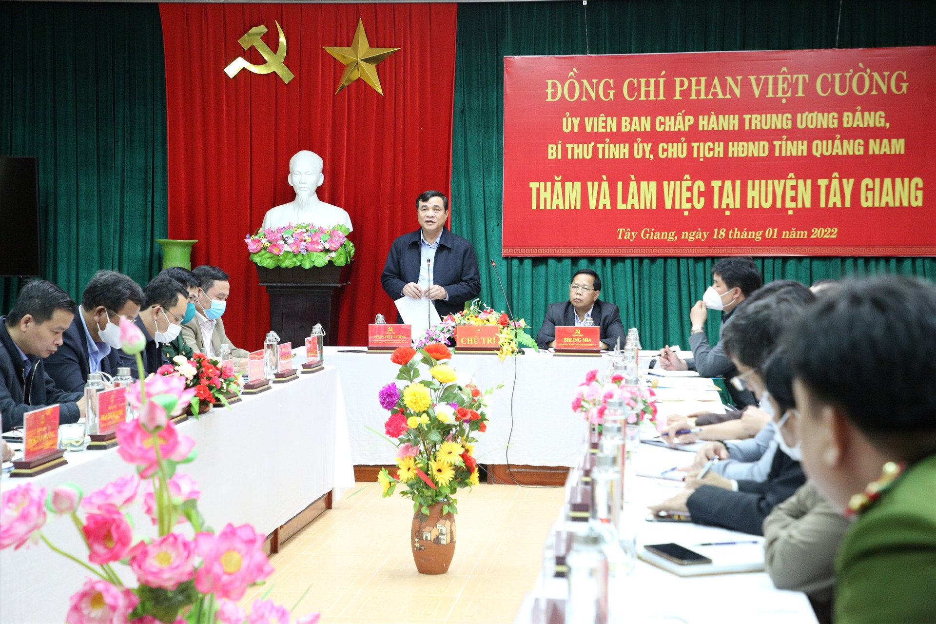Bí thư Tỉnh ủy phát biểu tại buổi làm việc với lãnh đạo huyện Tây Giang. Ảnh: A.N