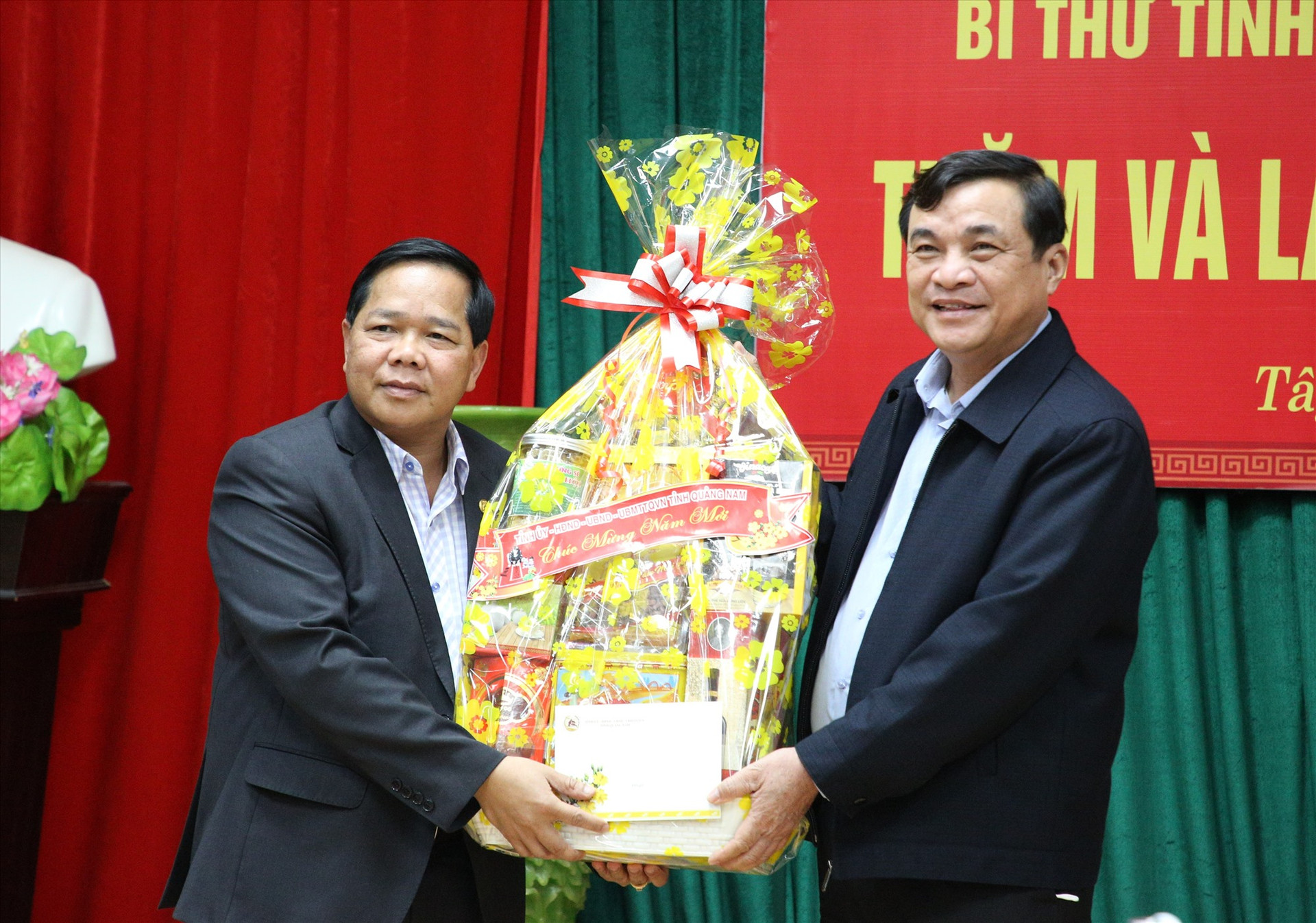 Nhấn chuyến công tác, Bí thư Tỉnh ủy trao quà động viên tết cho chính quyền huyện Tây Giang. Ảnh: A.N
