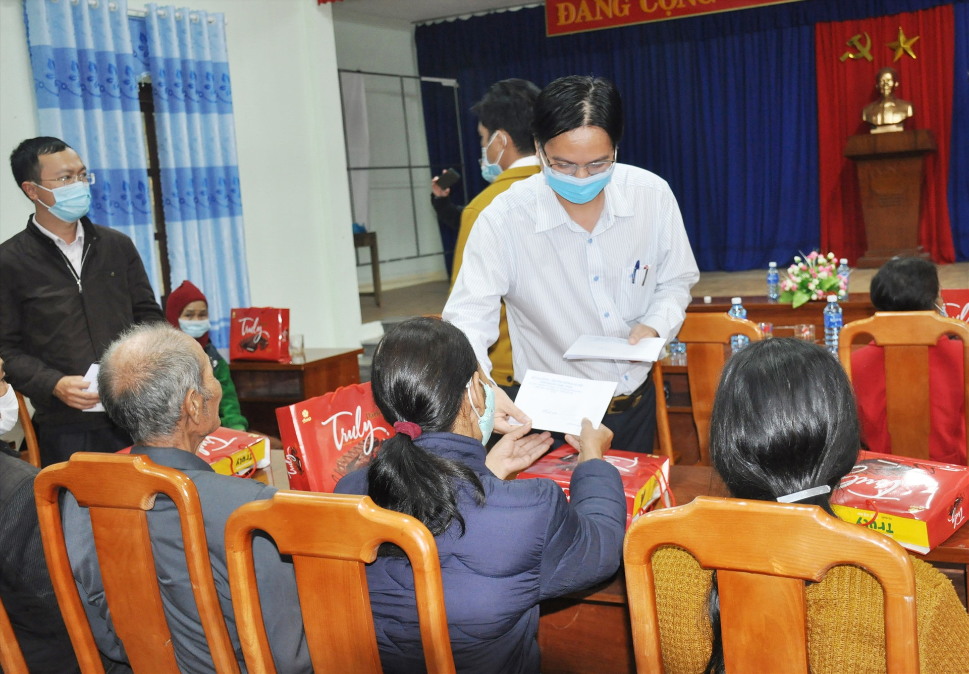Ông Nguyễn Quí Quý - Phó Giám đốc Sở LĐ-TB&XH trao tặng quà tết cho đối tượng người có công cách mạng xã Trà Giác. Ảnh: N.Đ