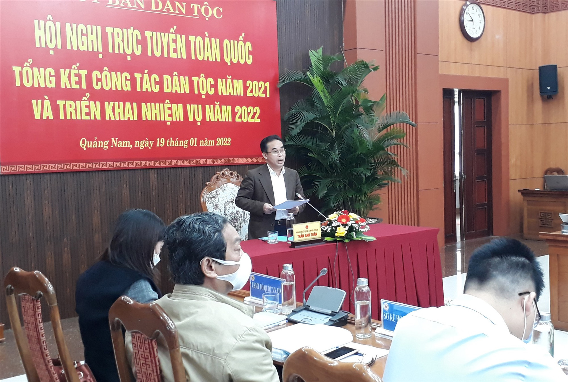 Phó Chủ tịch UBND tỉnh Trần Anh Tuấn phát biểu tại hội nghị. Ảnh: X.P