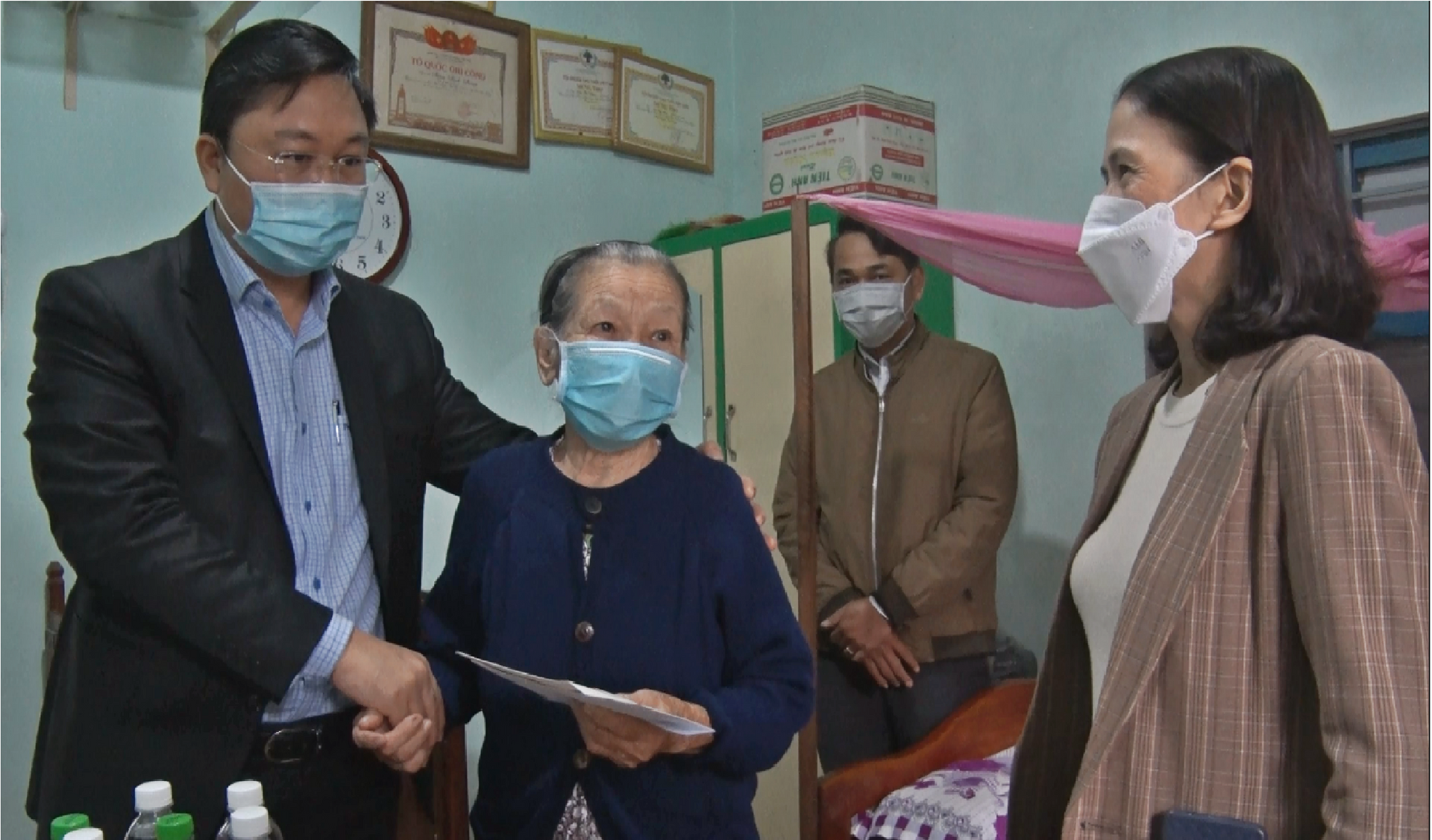 Chủ tịch UBND tỉnh Lê Trí Thanh tặng quà, thăm hỏi các gia đình chính sách trên địa bàn huyện Phú Ninh. Ảnh: Đ.V