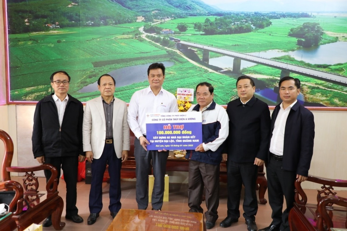 Lãnh đạo A Vương trao biểu trưng kinh phí xây nhà cho dân nghèo tại Đại Lộc