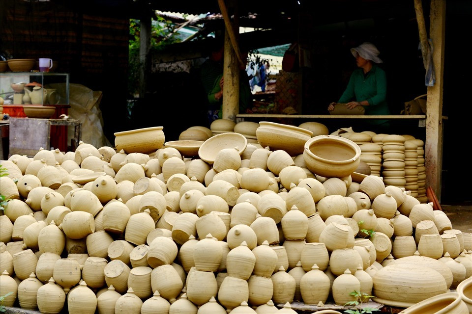Các sản phẩm của làng nghề gốm Thanh Hà (TP.Hội An). Ảnh: T.L
