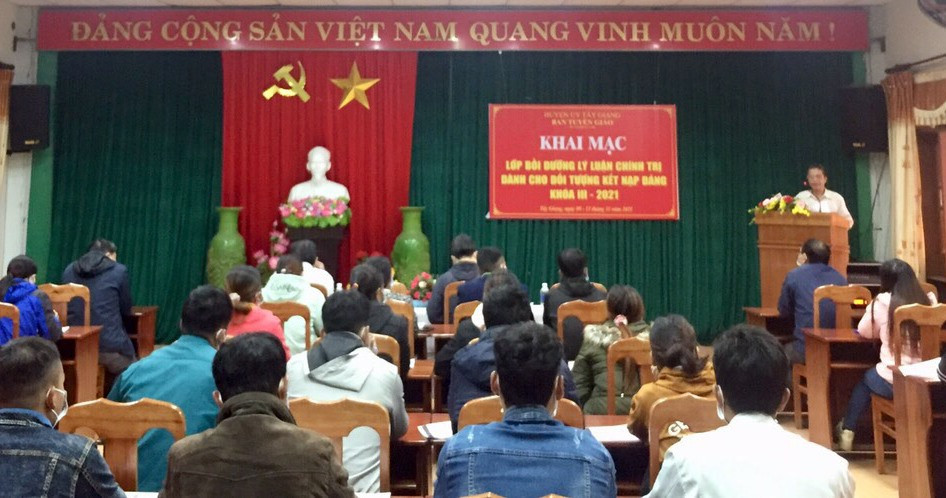 Huyện ủy Tây Giang tổ chức lớp bồi dưỡng lý luận chính trị đối tượng kết nạp Đảng. Ảnh: H.THÚY
