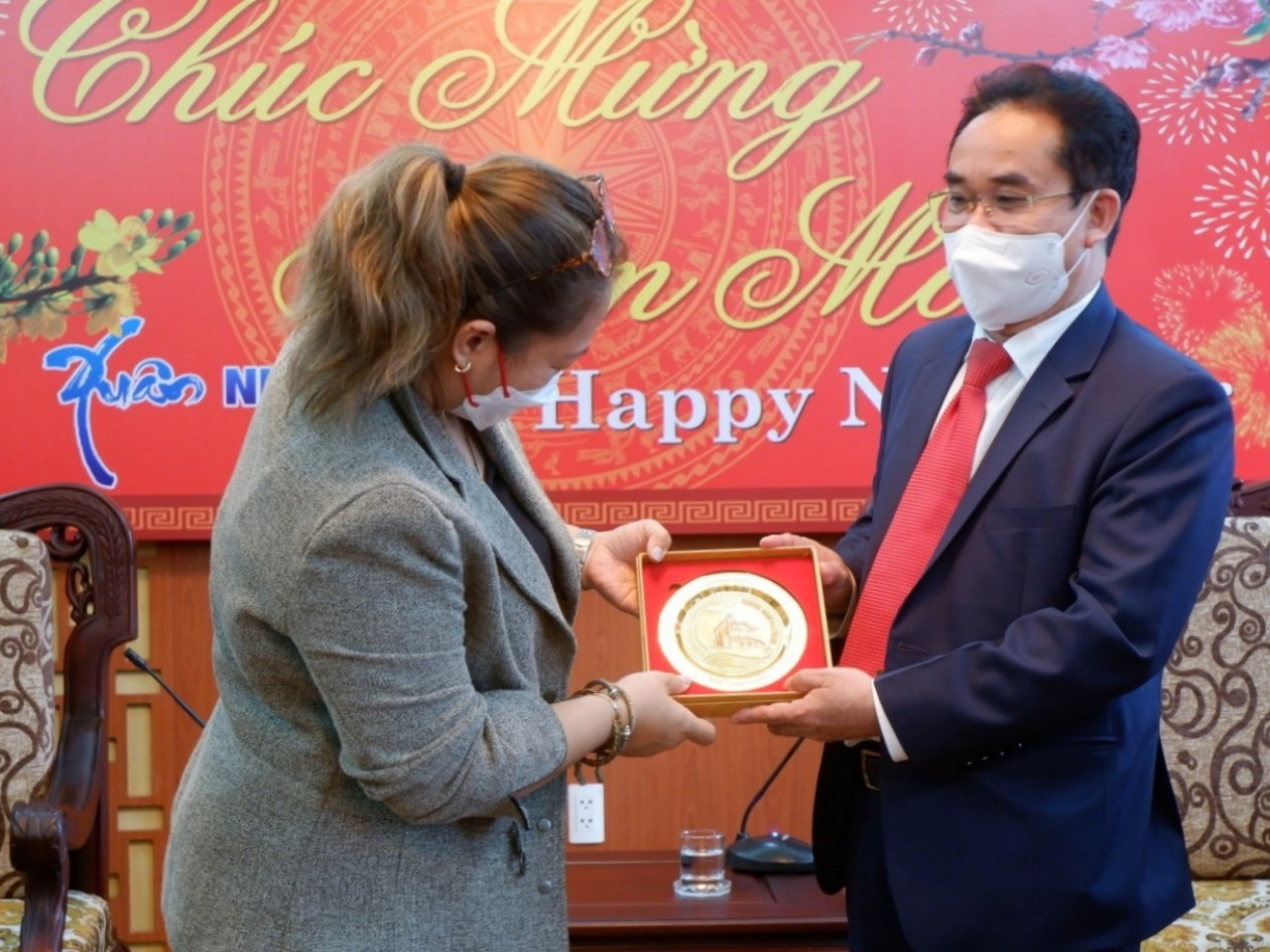 Phó Chủ tịch UBND tỉnh Trần Anh Tuấn tặng quà lưu niệm đến đại diện Tổ chức Habitat. Ảnh: X.H