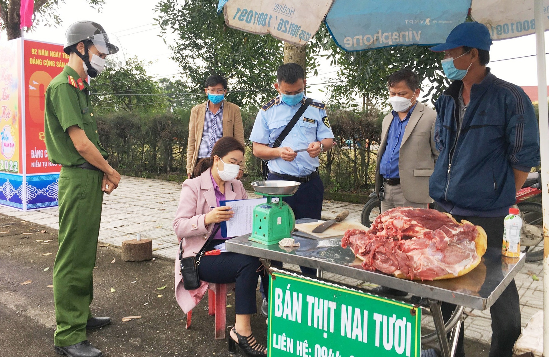 Hơn 30kg thịt nai không rõ nguồn gốc được bày bán tại thị trấn Phú Thịnh. Ảnh: Đ.C