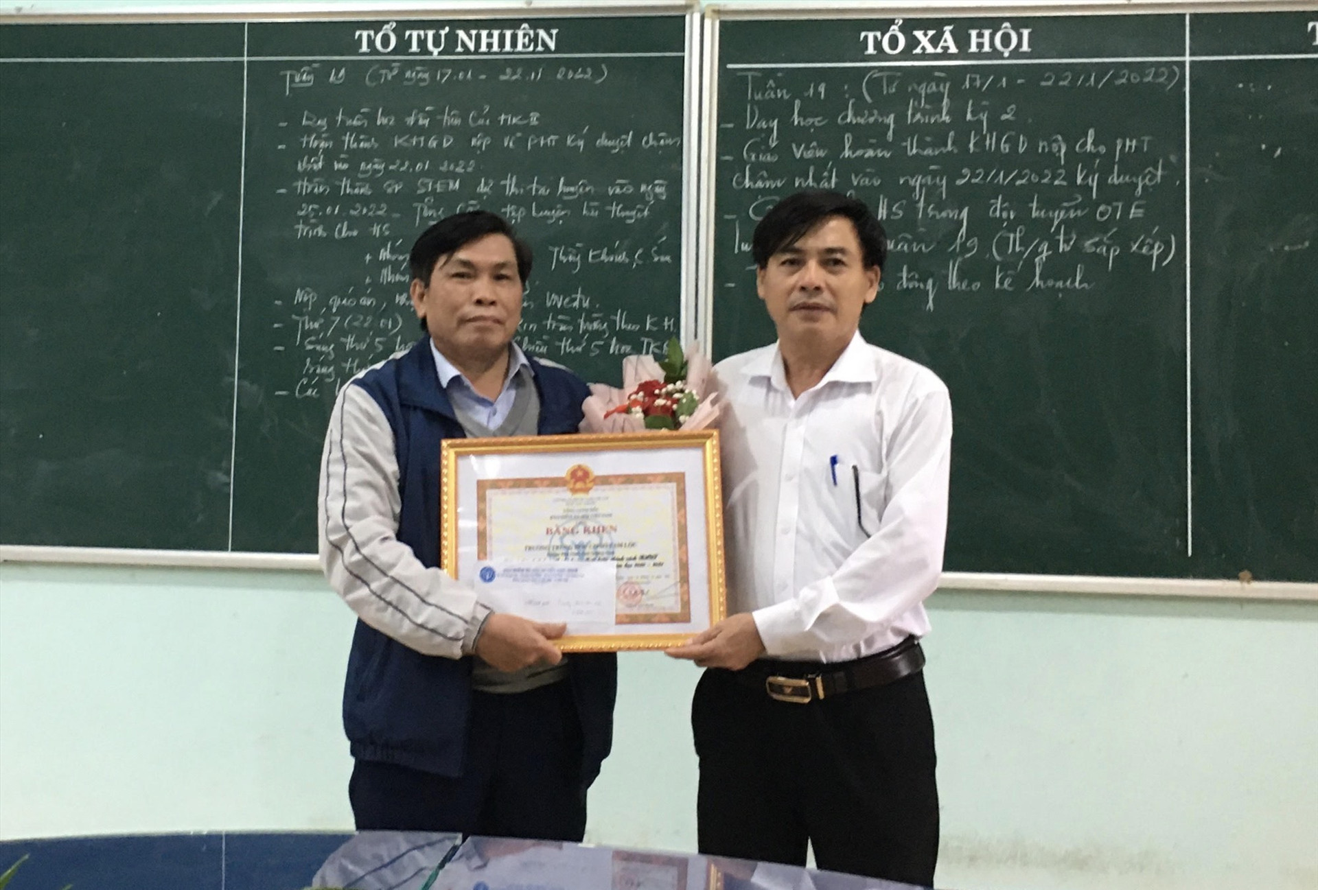 Trường THCS Tam Lộc vinh dự đón nhận bằng khen của Giám đốc BHCH Việt Nam. Ảnh: Đ.C