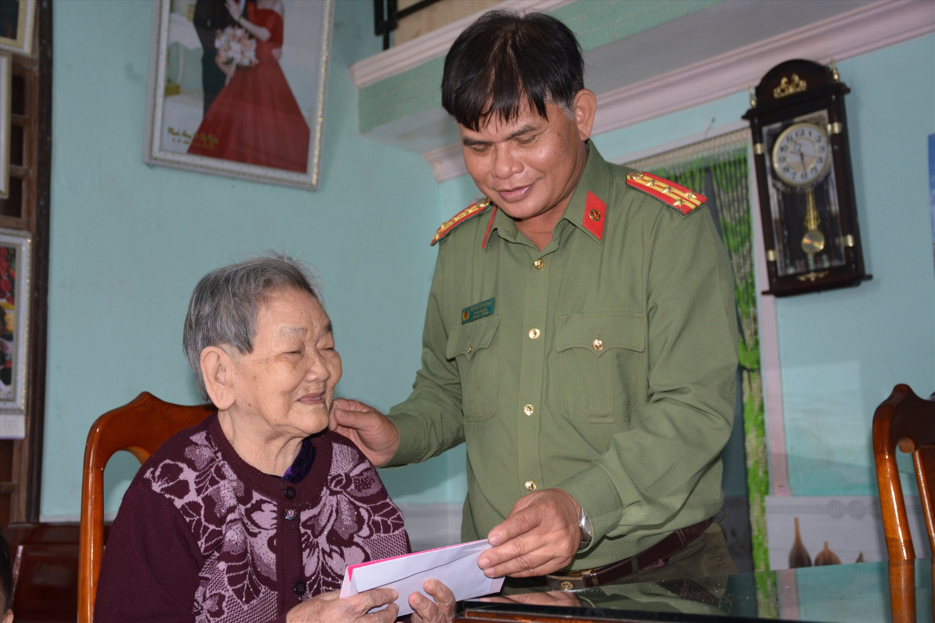 Đại tá Huỳnh Sông Thu thăm hỏi, tặng quà cho Mẹ Việt Nam anh hùng ở xã Đại Thắng. Ảnh: M.T