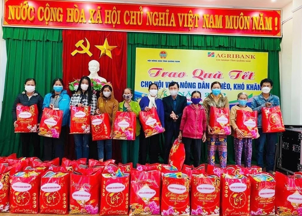 Agribank Quảng Nam tặng quà tết đến nông dân trên địa bàn tỉnh. Ảnh: QUANG HÀ