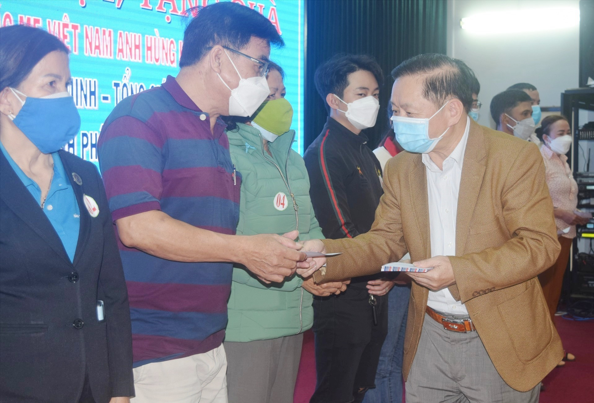 Ông Hồ Thanh Hải-Nguyên trợ lý Thường trực Ban Bí thư Trung ương Đảng trao quà cho thân nhân các Mẹ